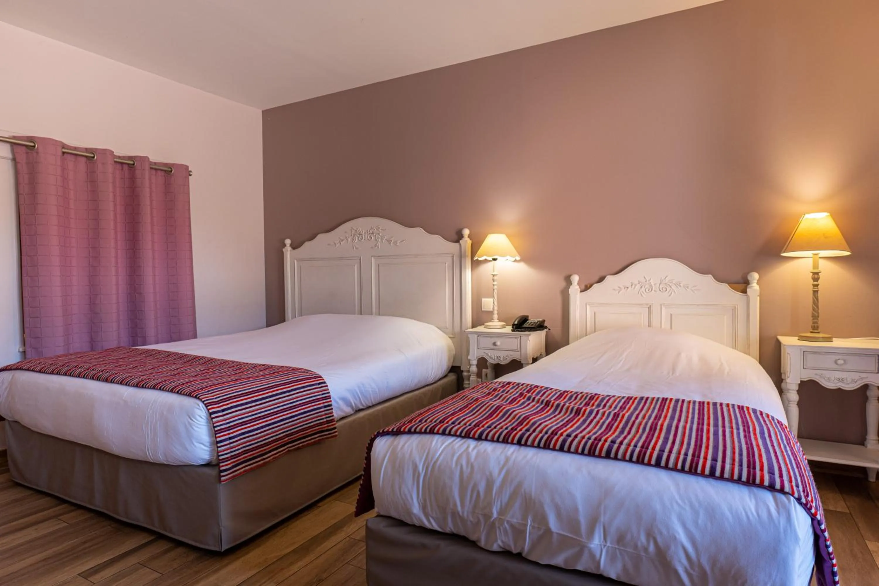 Bed in Hotel Village Motel