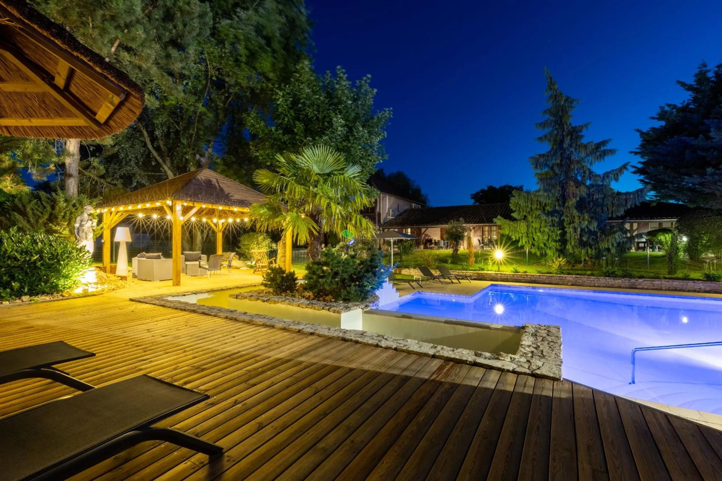 Swimming pool in Hotel Village Motel