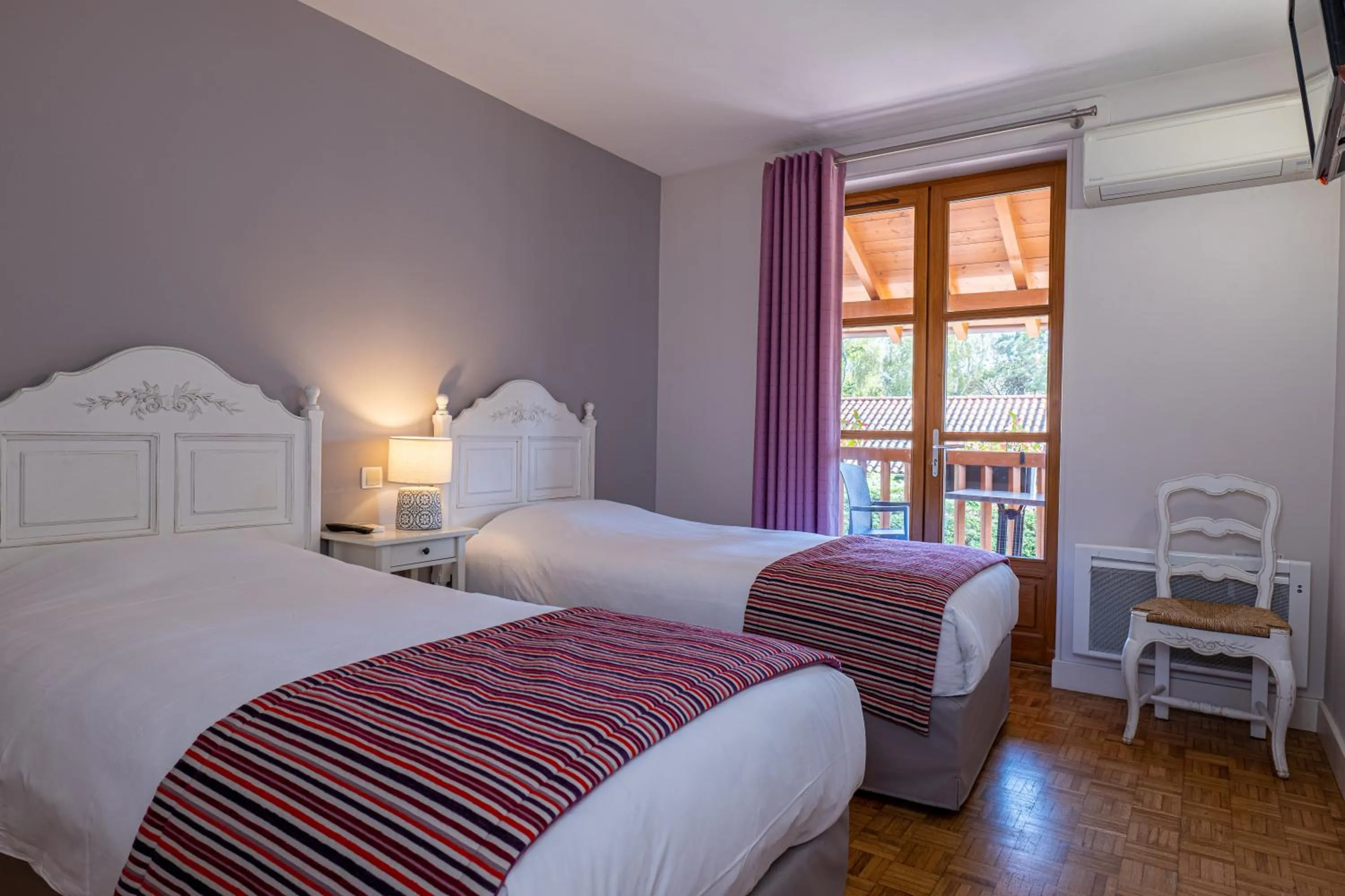 Bed in Hotel Village Motel