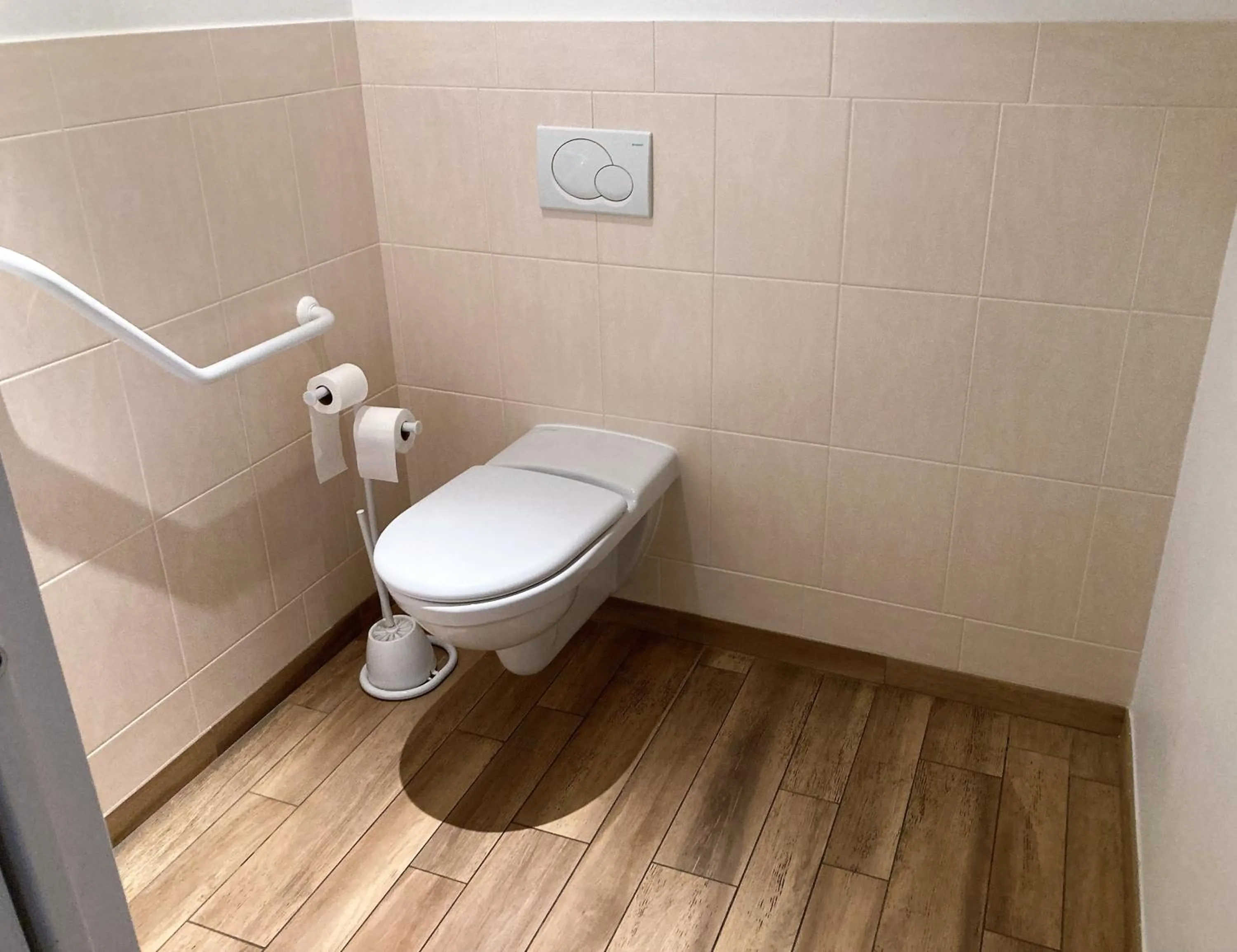 Toilet in Hotel Village Motel