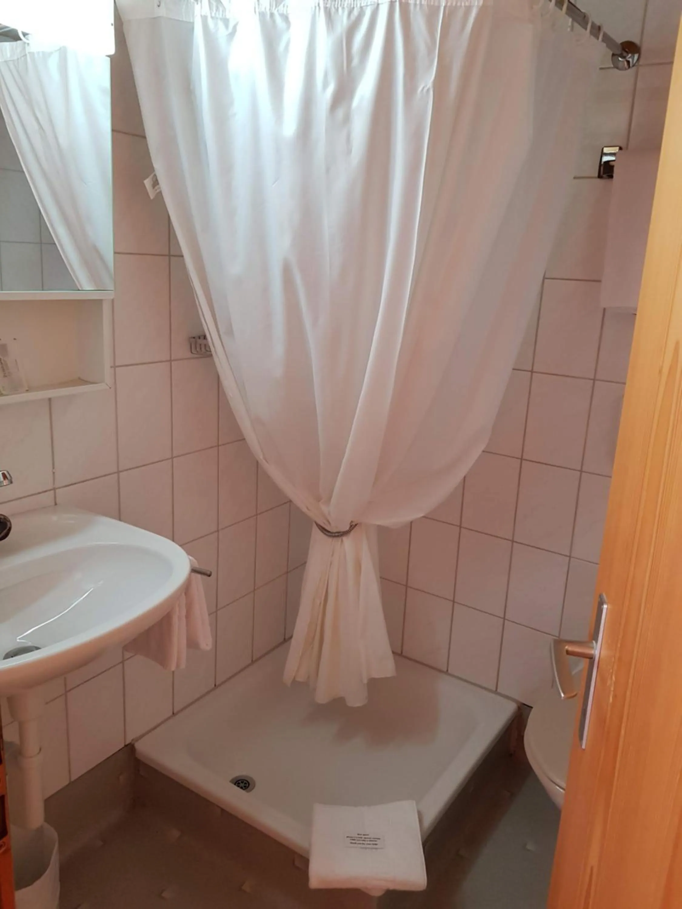 Shower in Gasthof Schoenegg B&B