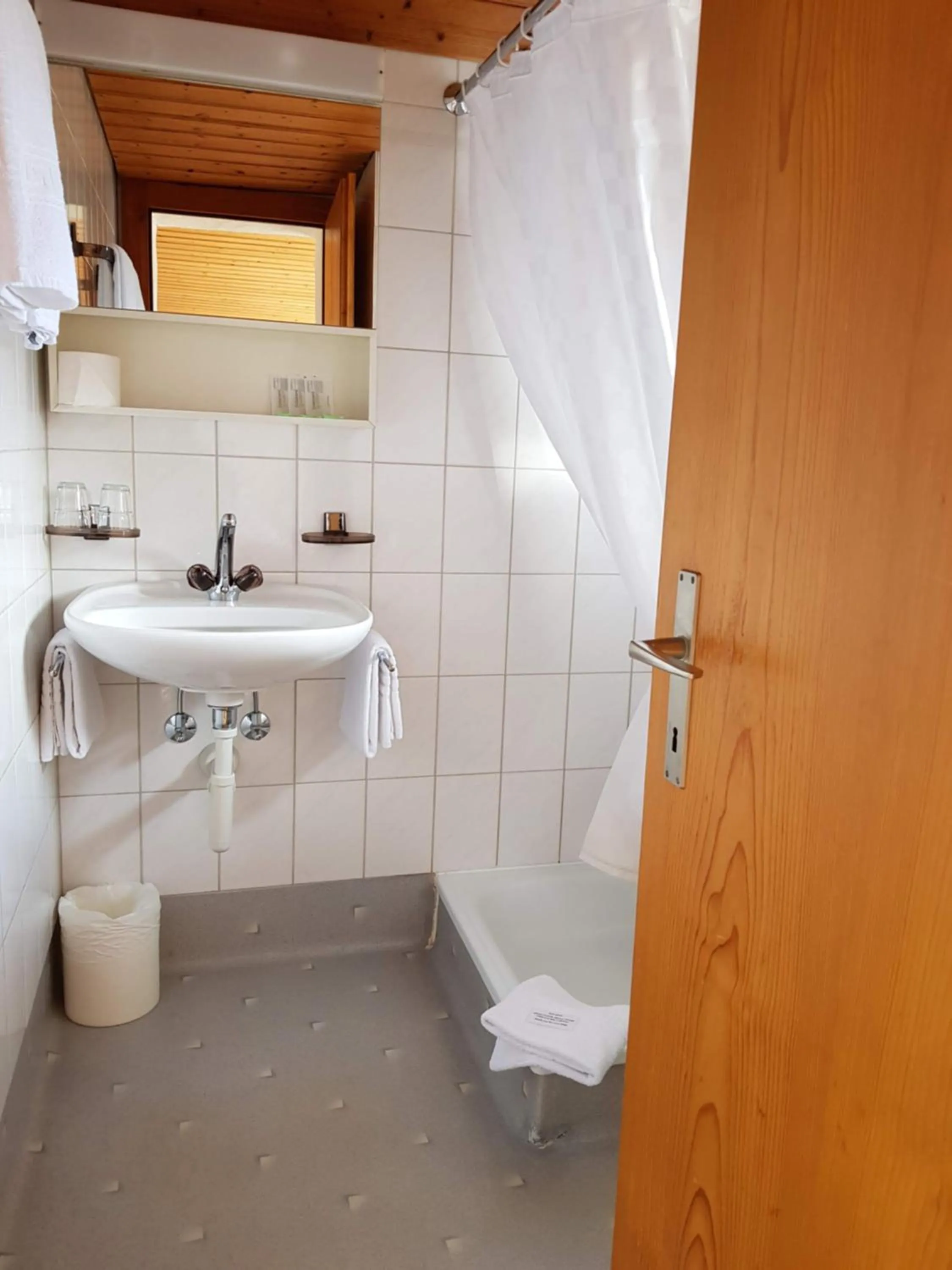 Shower in Gasthof Schoenegg B&B