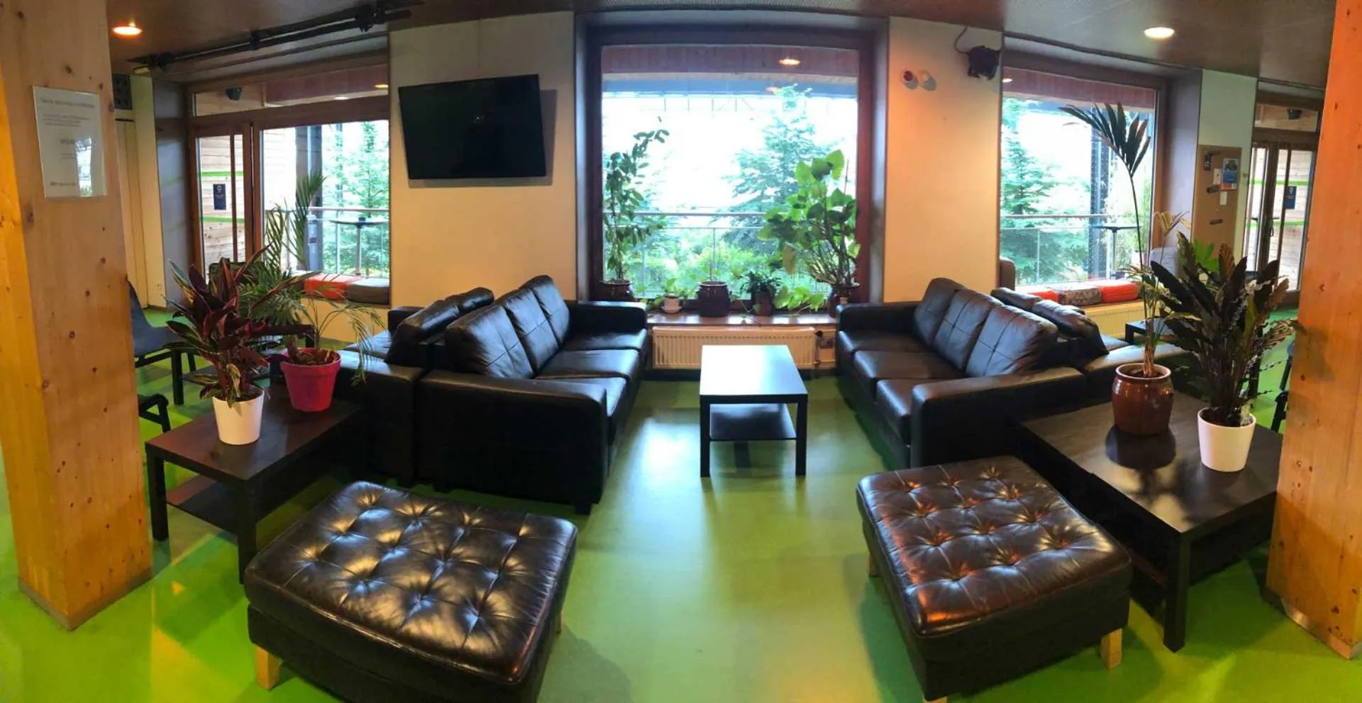 Communal lounge/ TV room in Auberge de Jeunesse HI Paris Yves Robert