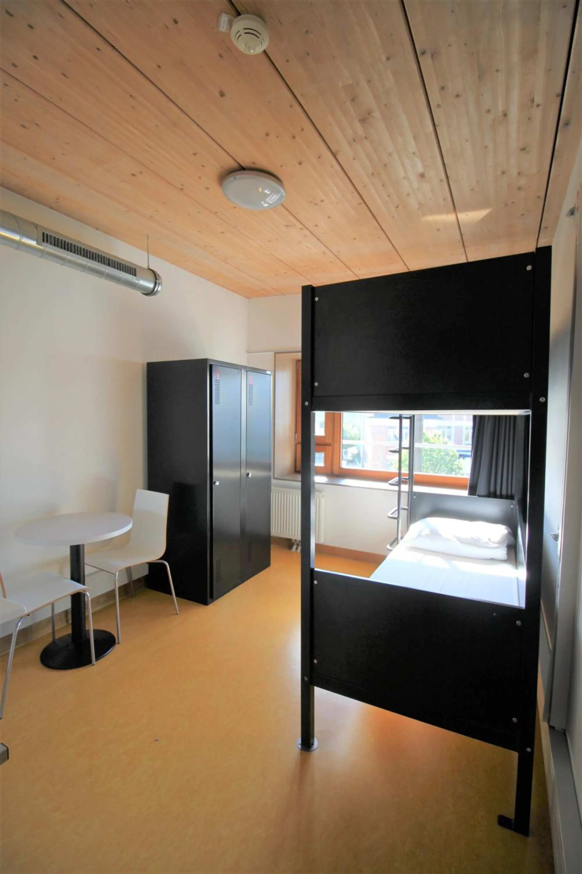 Room with 2 Bunk Beds with Ensuite Shower – Shared Toilets - single occupancy in Auberge de Jeunesse HI Paris Yves Robert