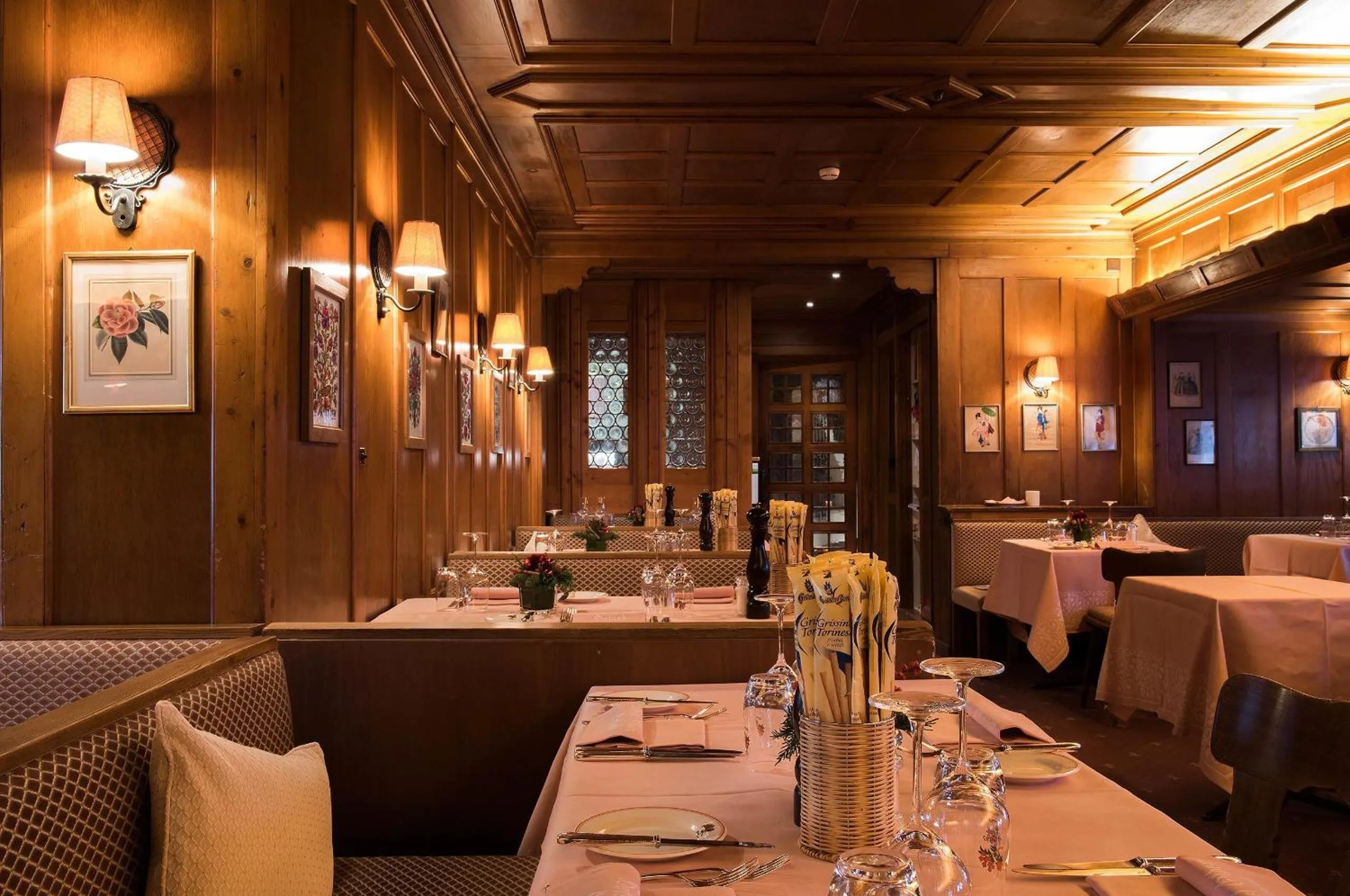 Restaurant/places to eat in Hotel Olden