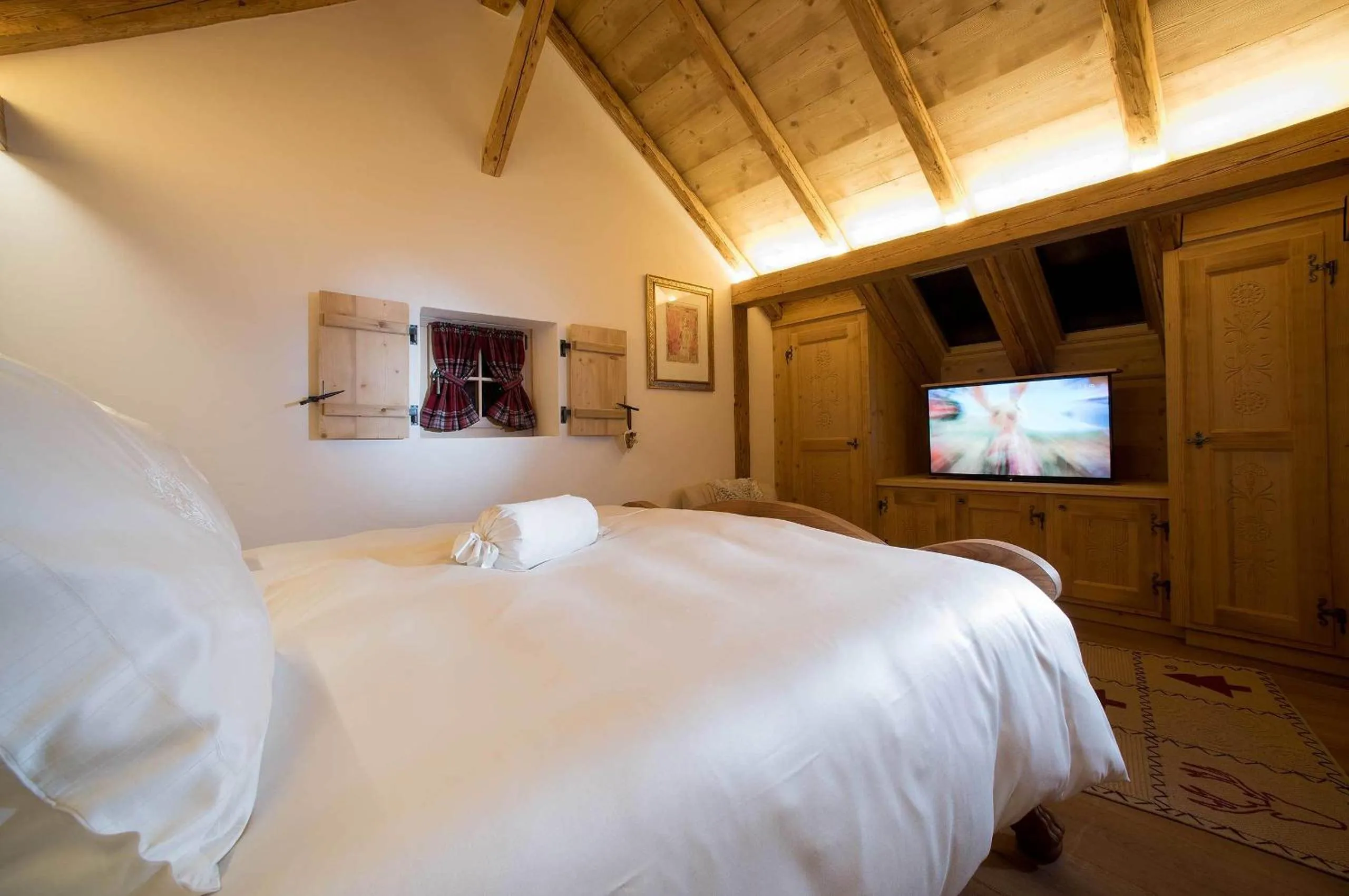 Communal lounge/ TV room, Bed in Hotel Olden