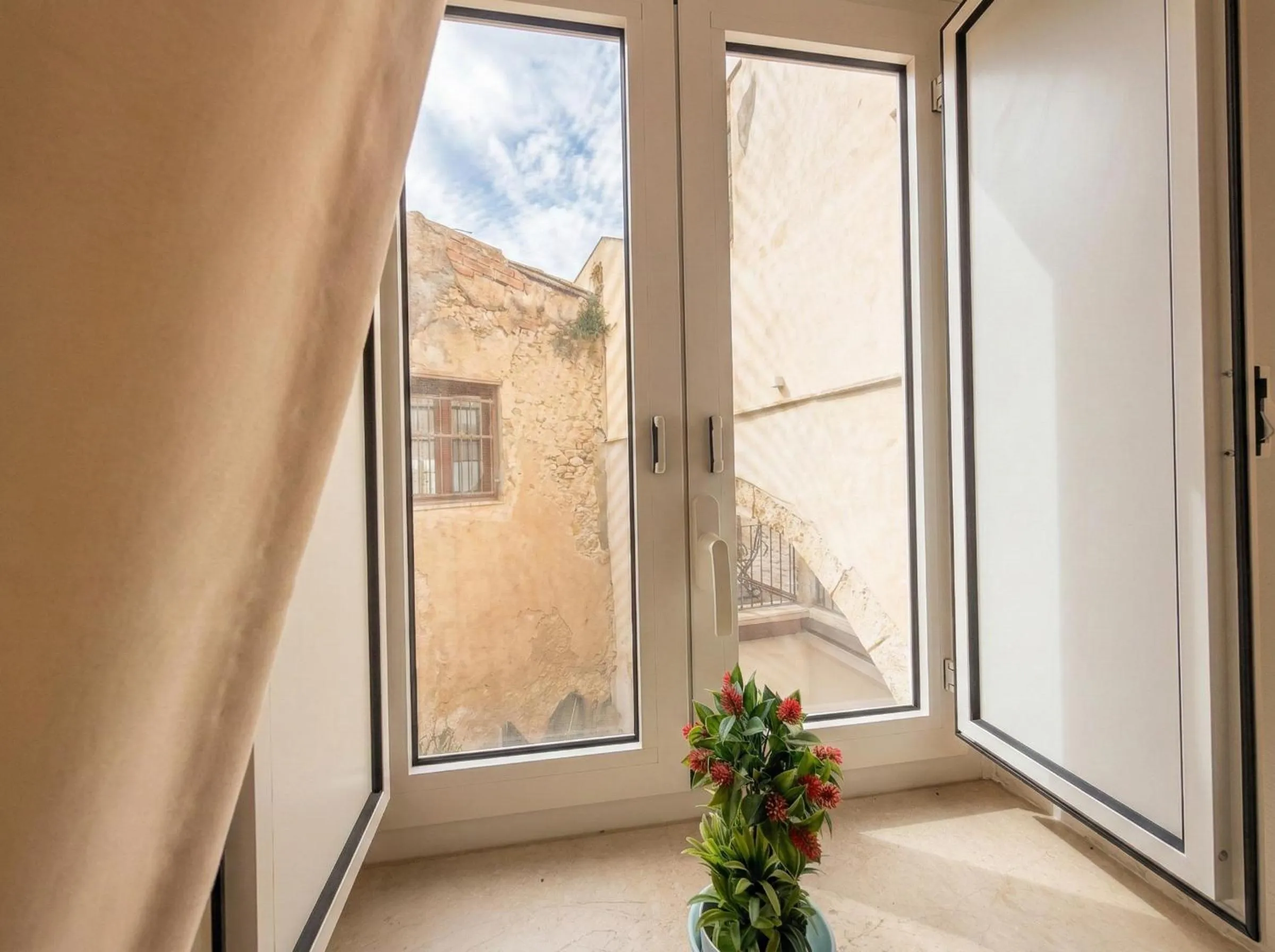 Inner courtyard view in Ortigia Mastrarua rooms