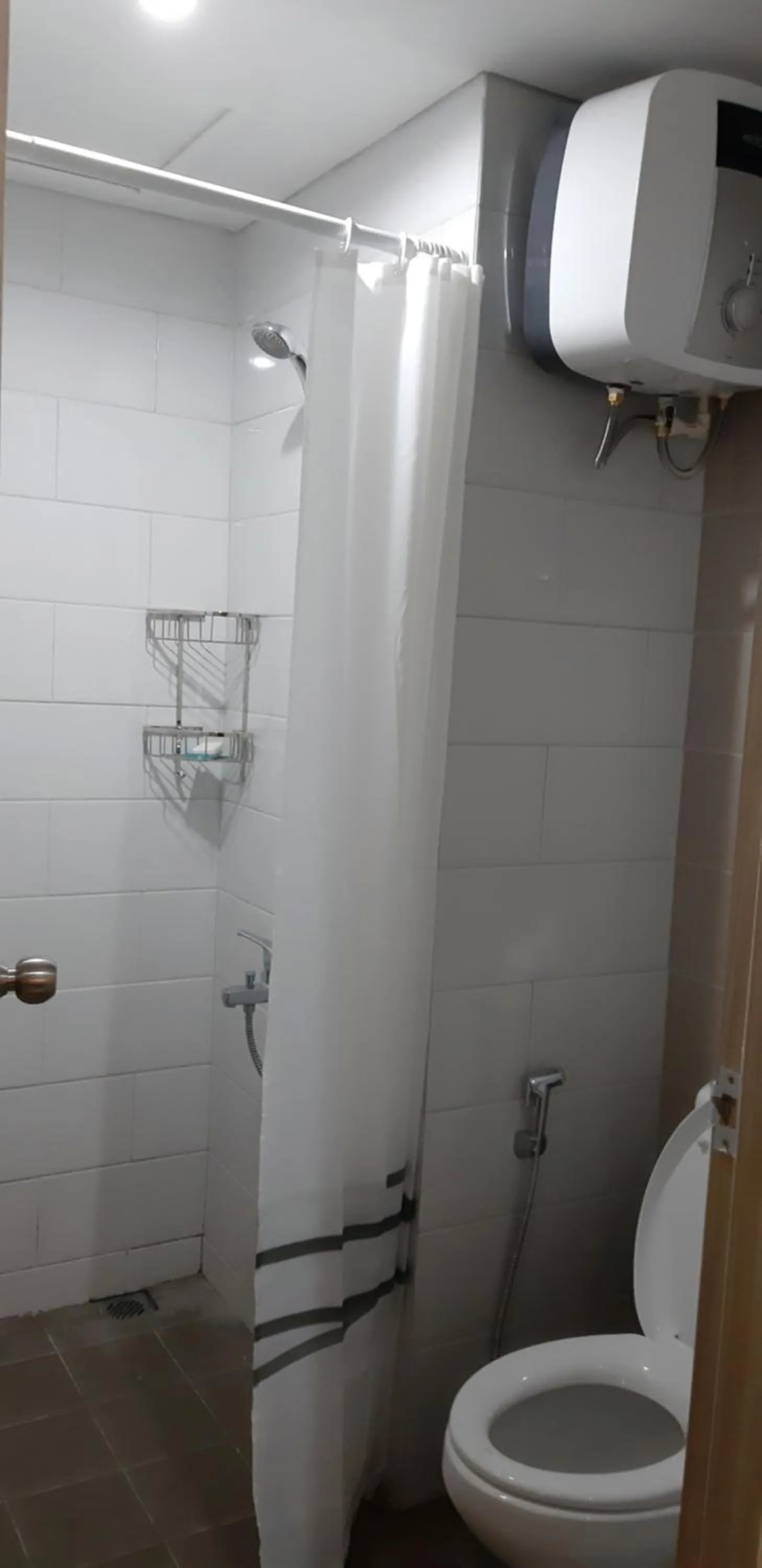 Bathroom in Apartemen Taman Melati Yogyakarta by ArFe Room