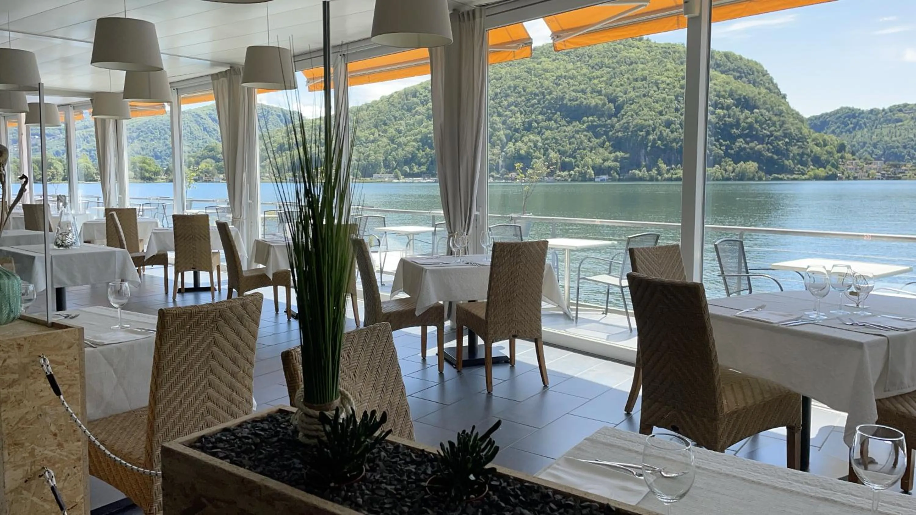 Restaurant/places to eat in Tresa Bay Hotel