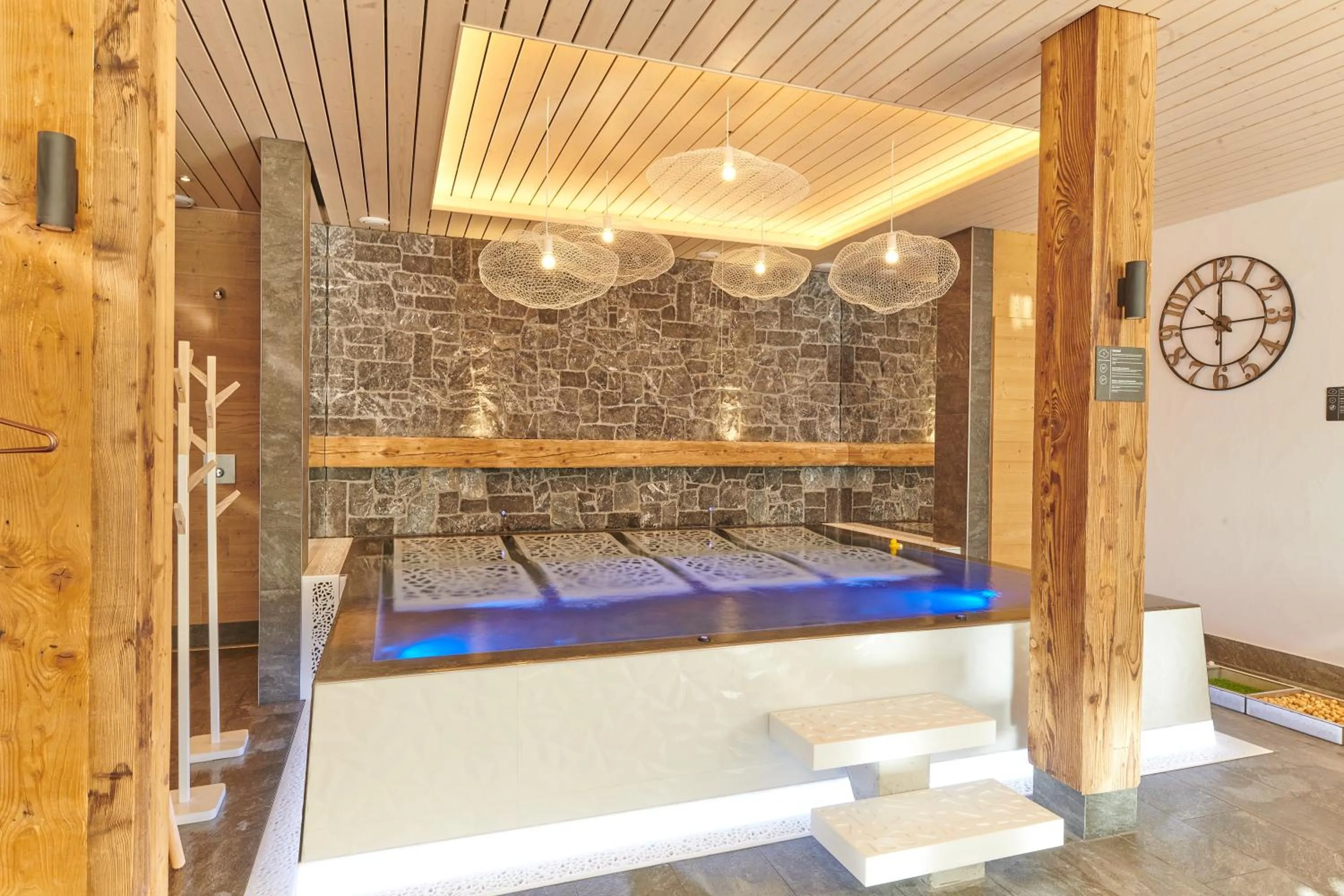 Hot Tub in Boutique Hotel Beau-Séjour & Spa Superior