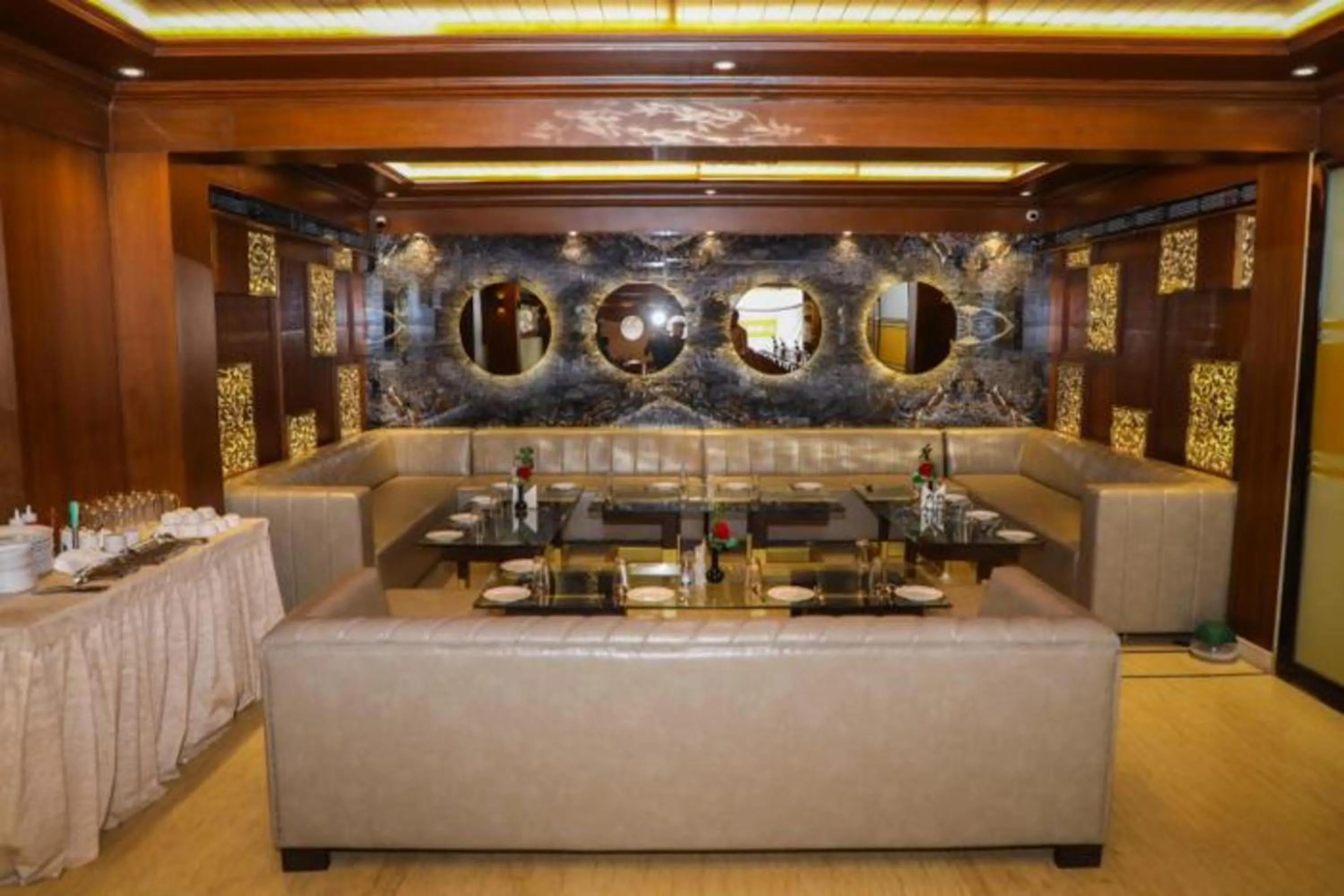 Restaurant/places to eat in Hotel Golden - I