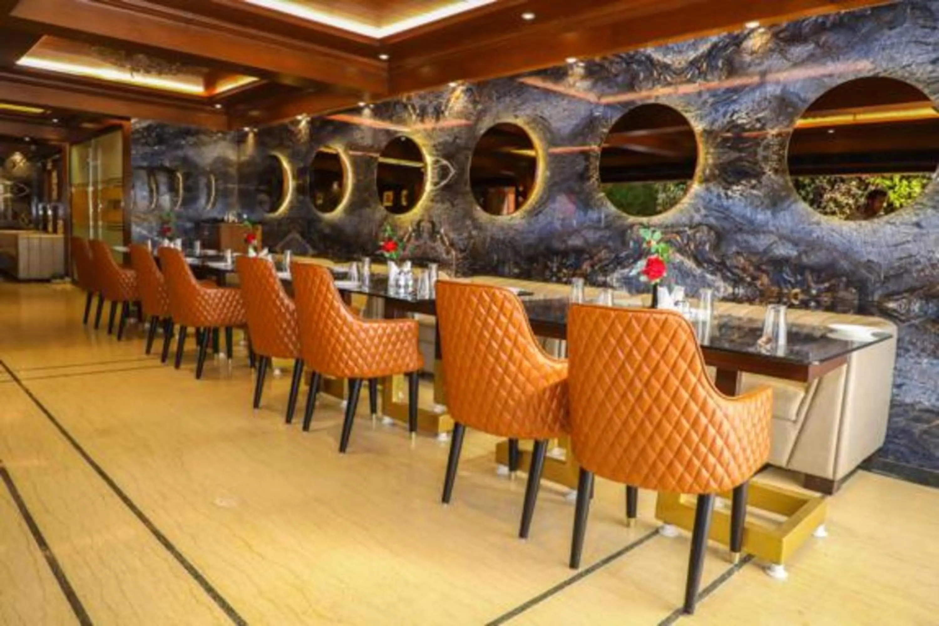 Restaurant/places to eat in Hotel Golden - I