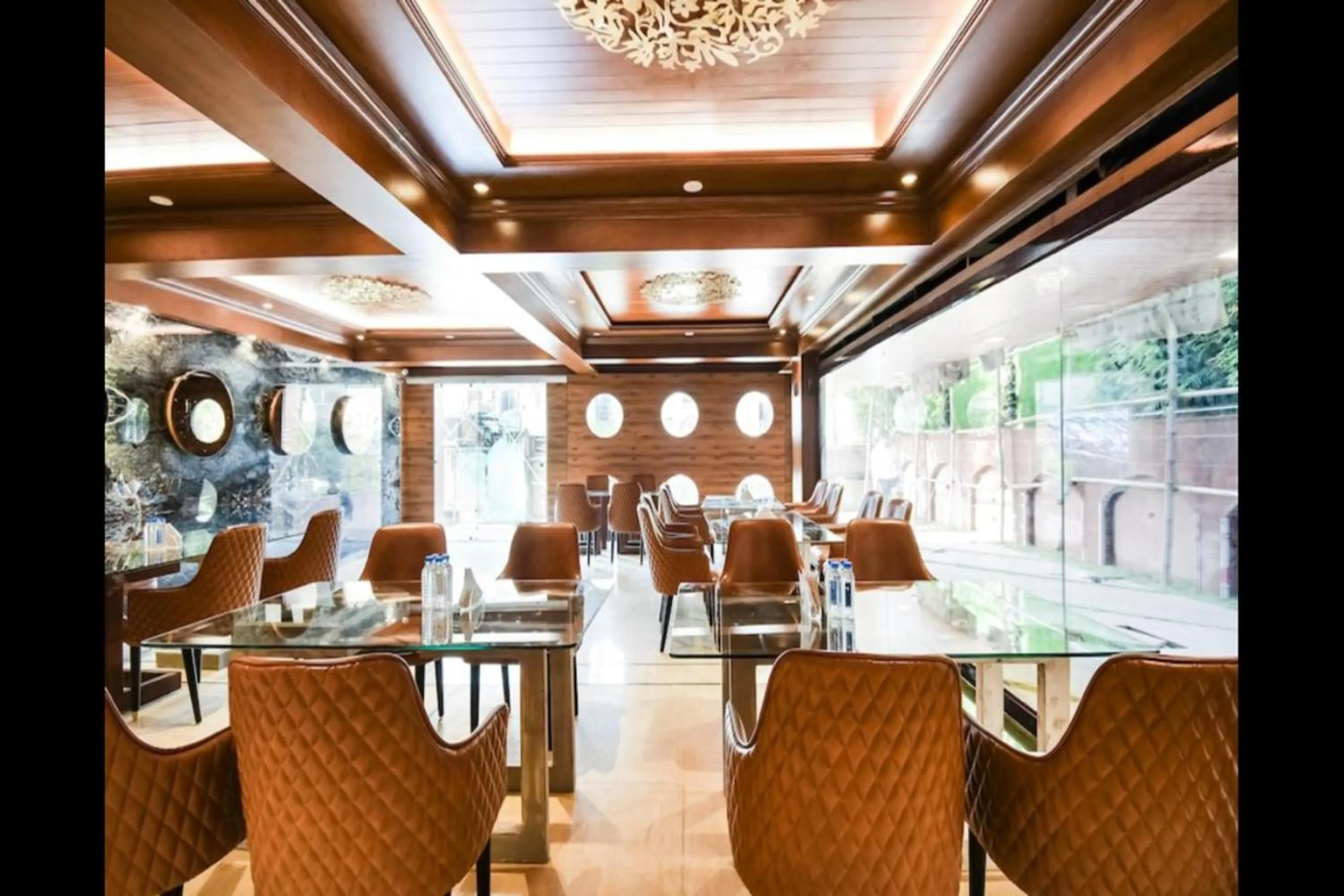 Restaurant/places to eat in Hotel Golden - I