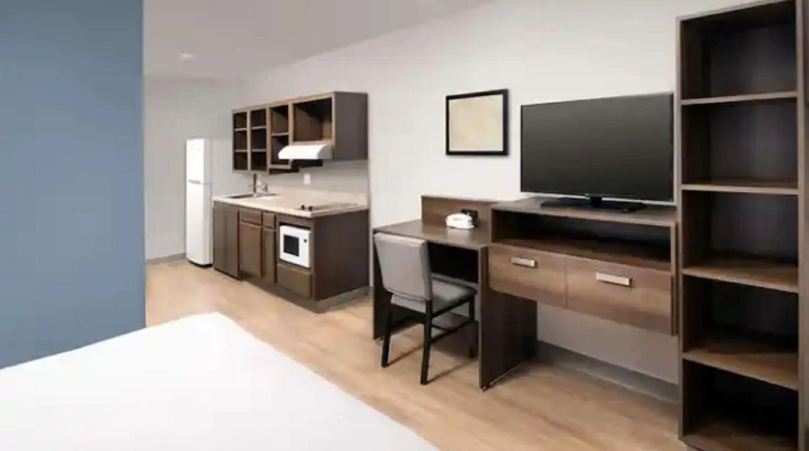 Bedroom, Bed in WoodSpring Suites Chattanooga