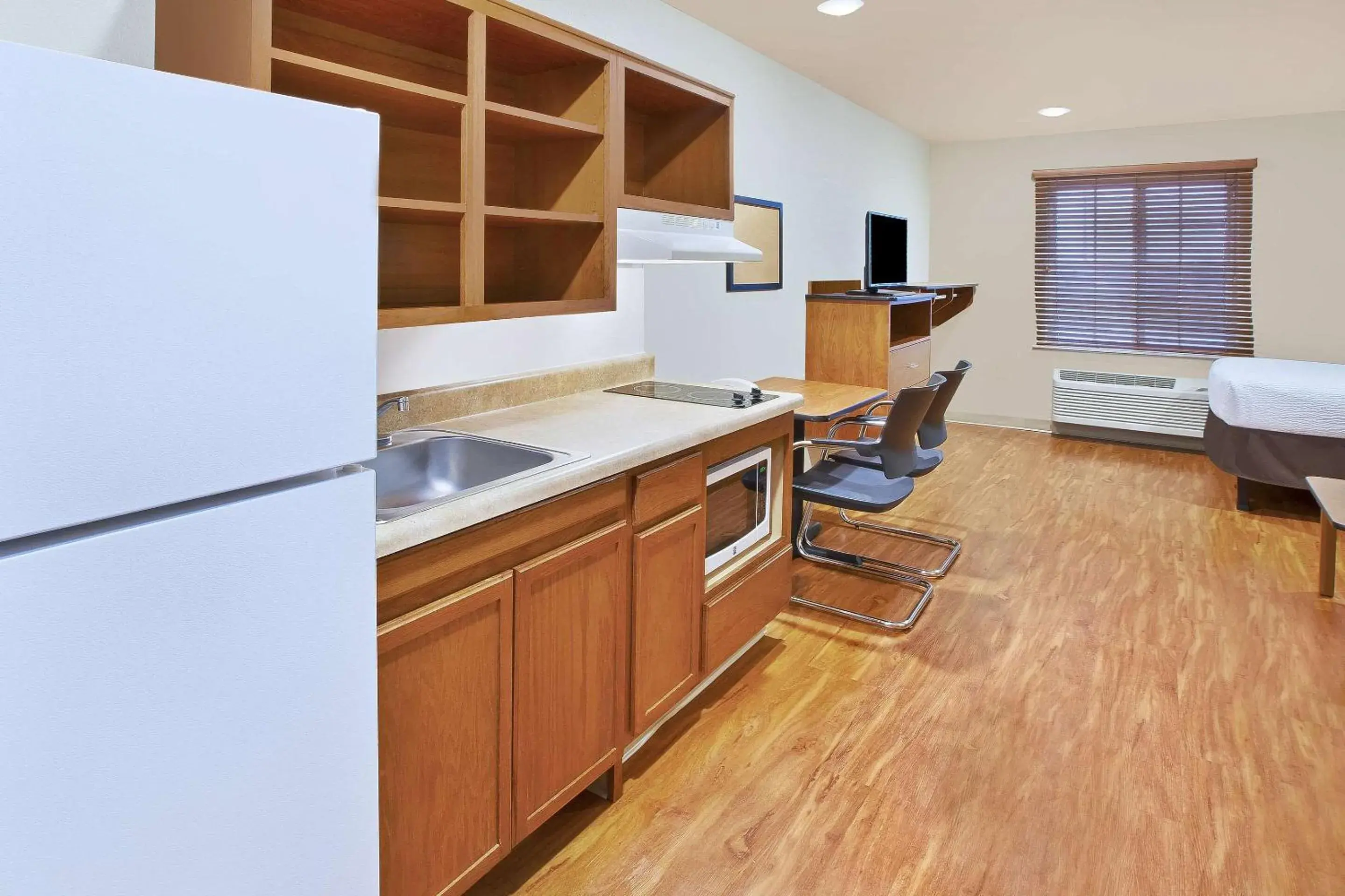 Standard Queen Room - Smoking in WoodSpring Suites Chattanooga Standard Queen Room - Smoking in WoodSpring Suites Chattanooga