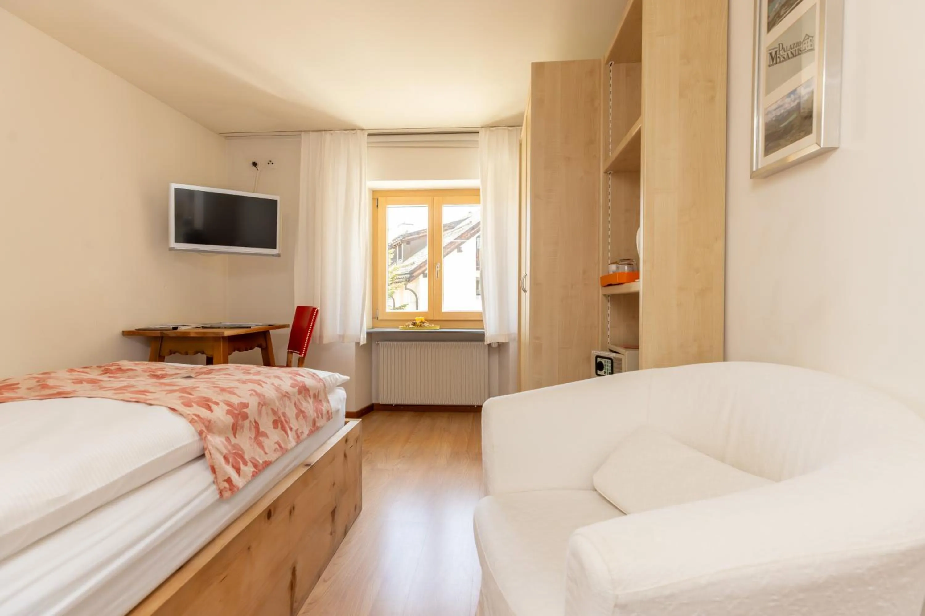 Photo of the whole room, Bed in Palazzo Mysanus Samedan