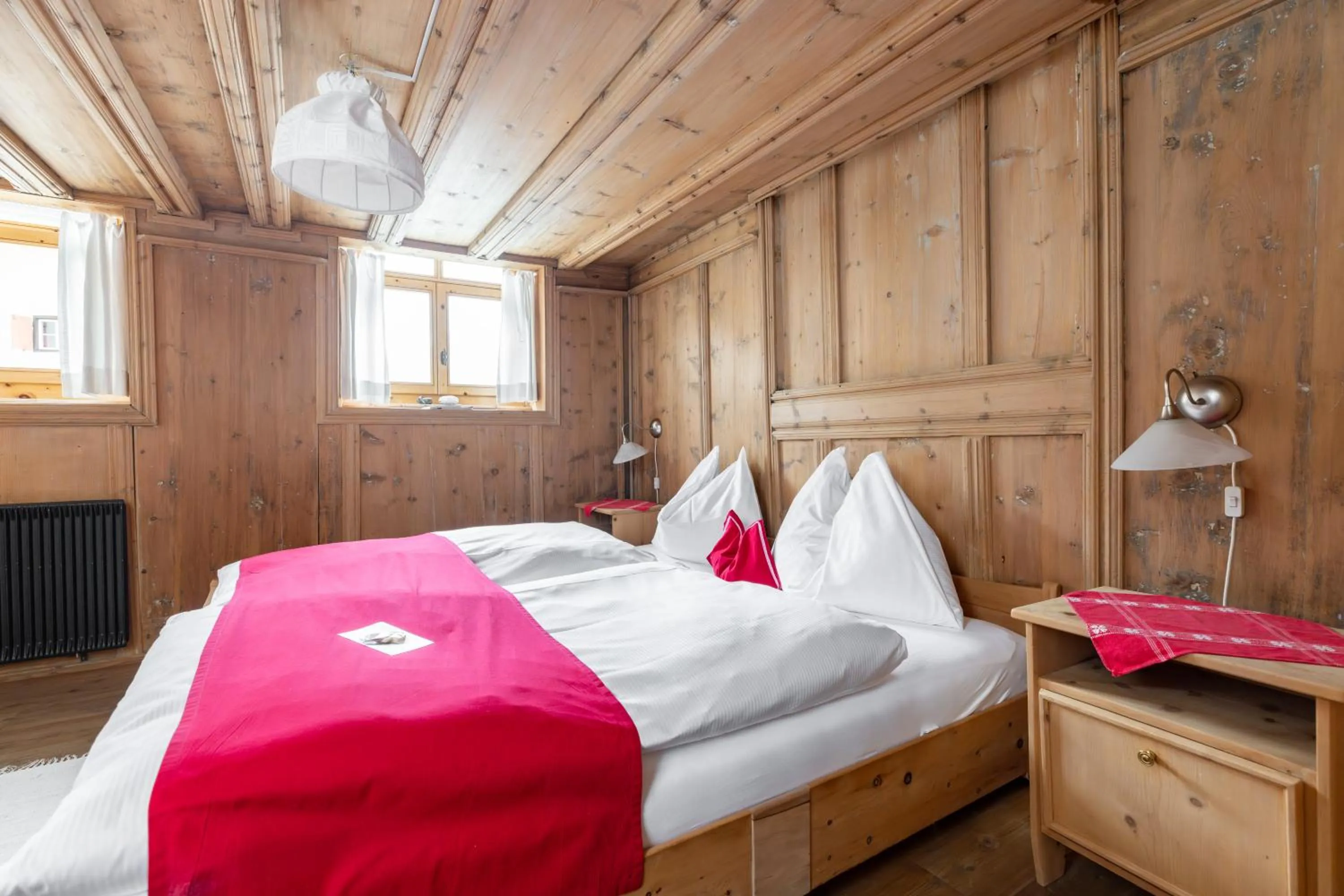 Photo of the whole room, Bed in Palazzo Mysanus Samedan