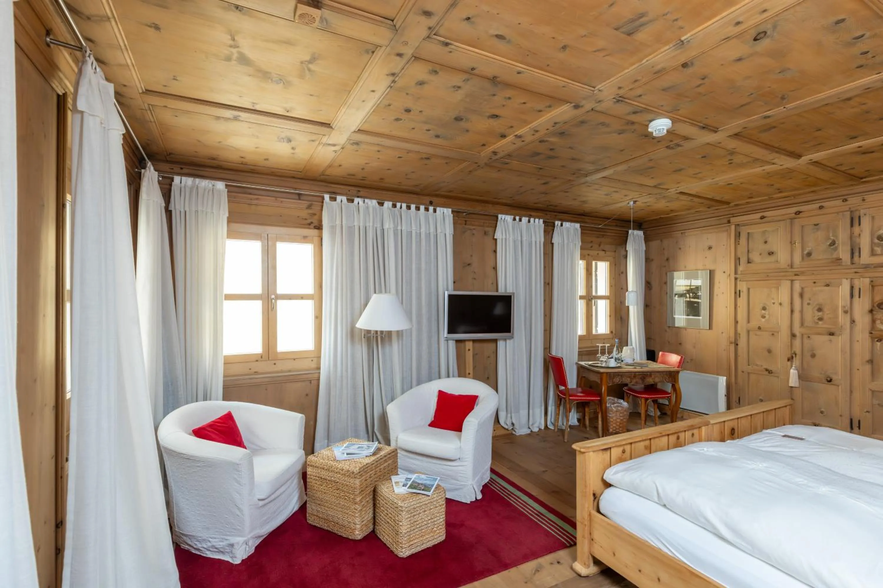 Photo of the whole room, Bed in Palazzo Mysanus Samedan