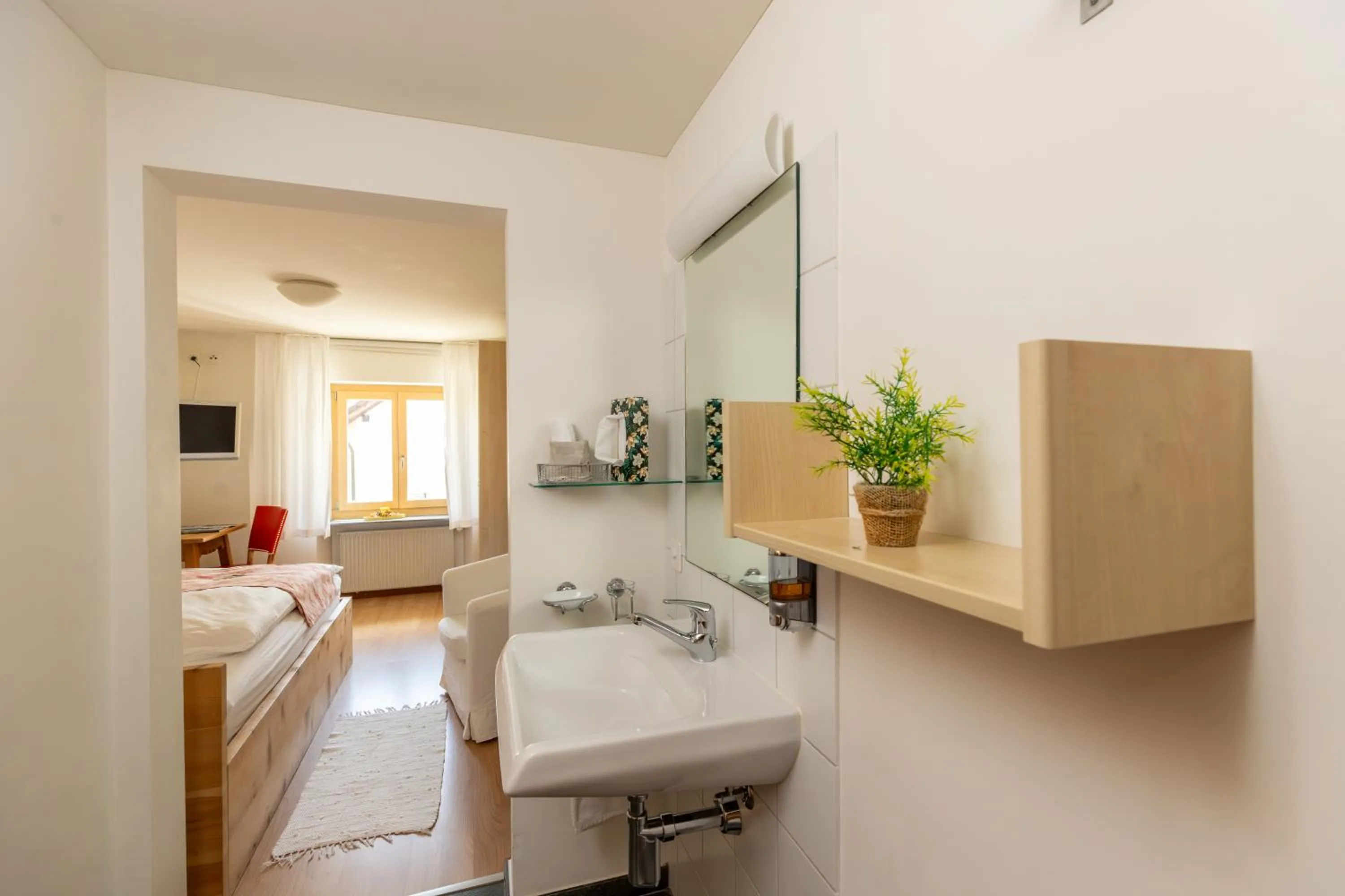 Photo of the whole room, Bed in Palazzo Mysanus Samedan