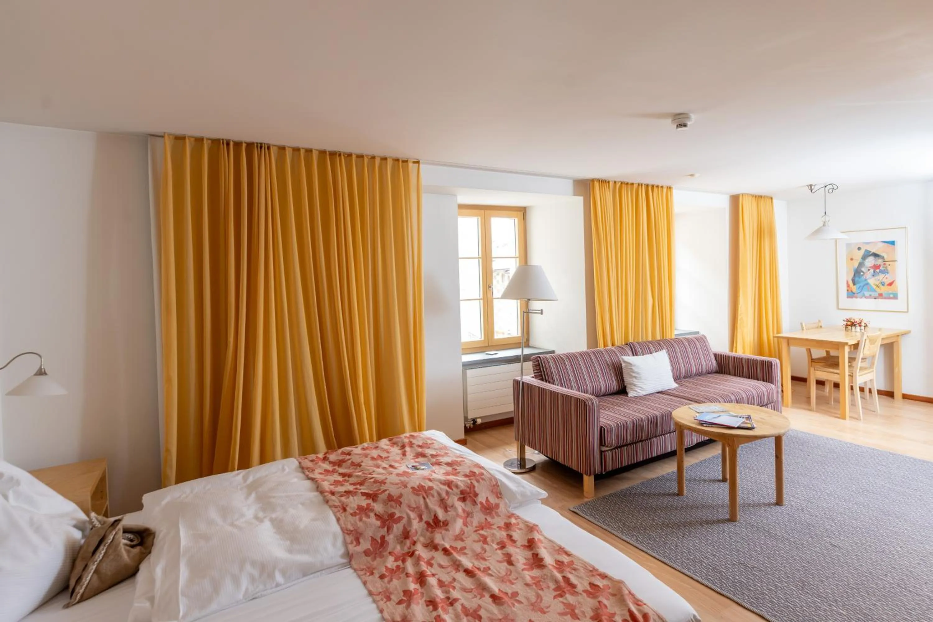 Photo of the whole room, Bed in Palazzo Mysanus Samedan