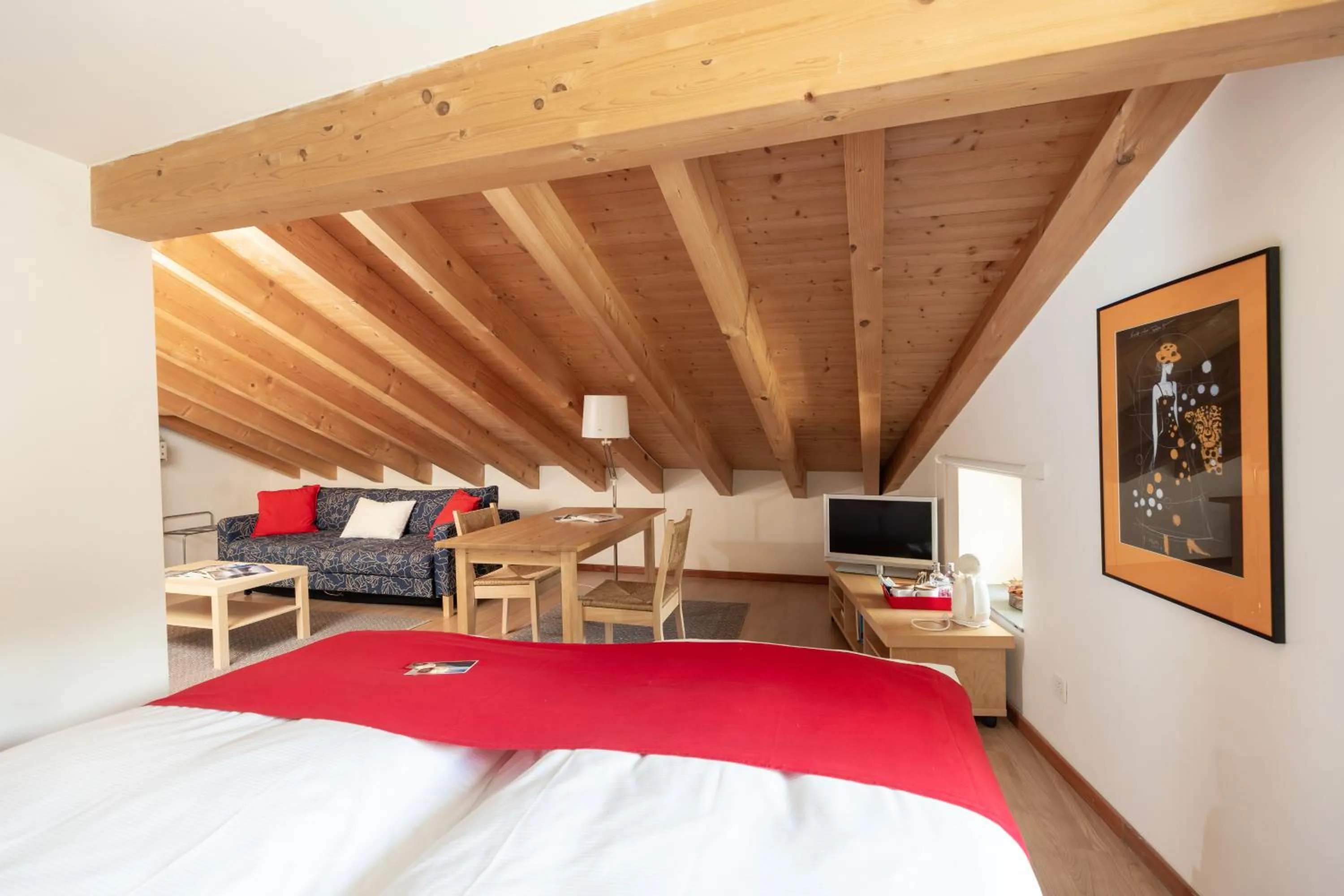 Photo of the whole room, Bed in Palazzo Mysanus Samedan