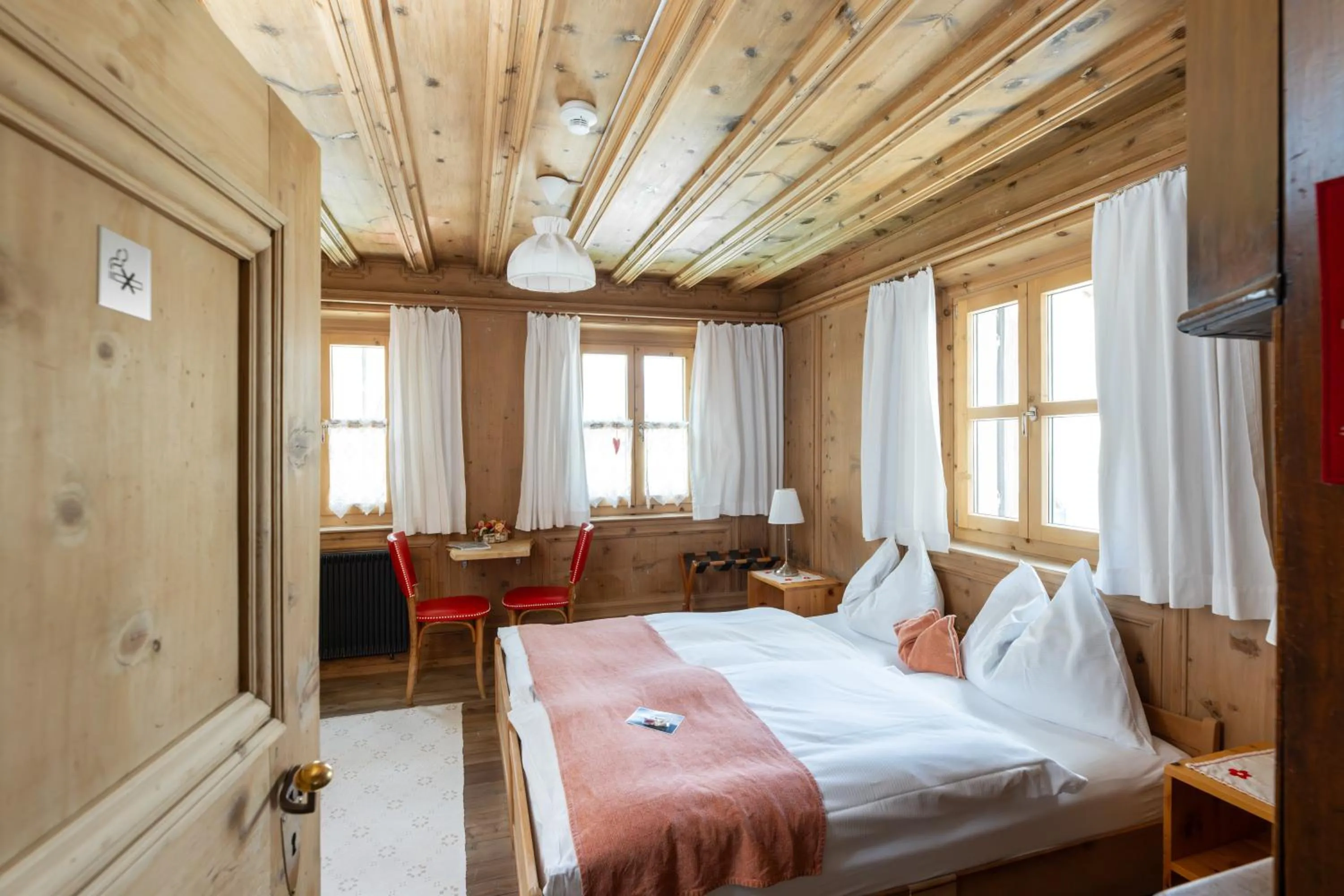 Photo of the whole room, Bed in Palazzo Mysanus Samedan