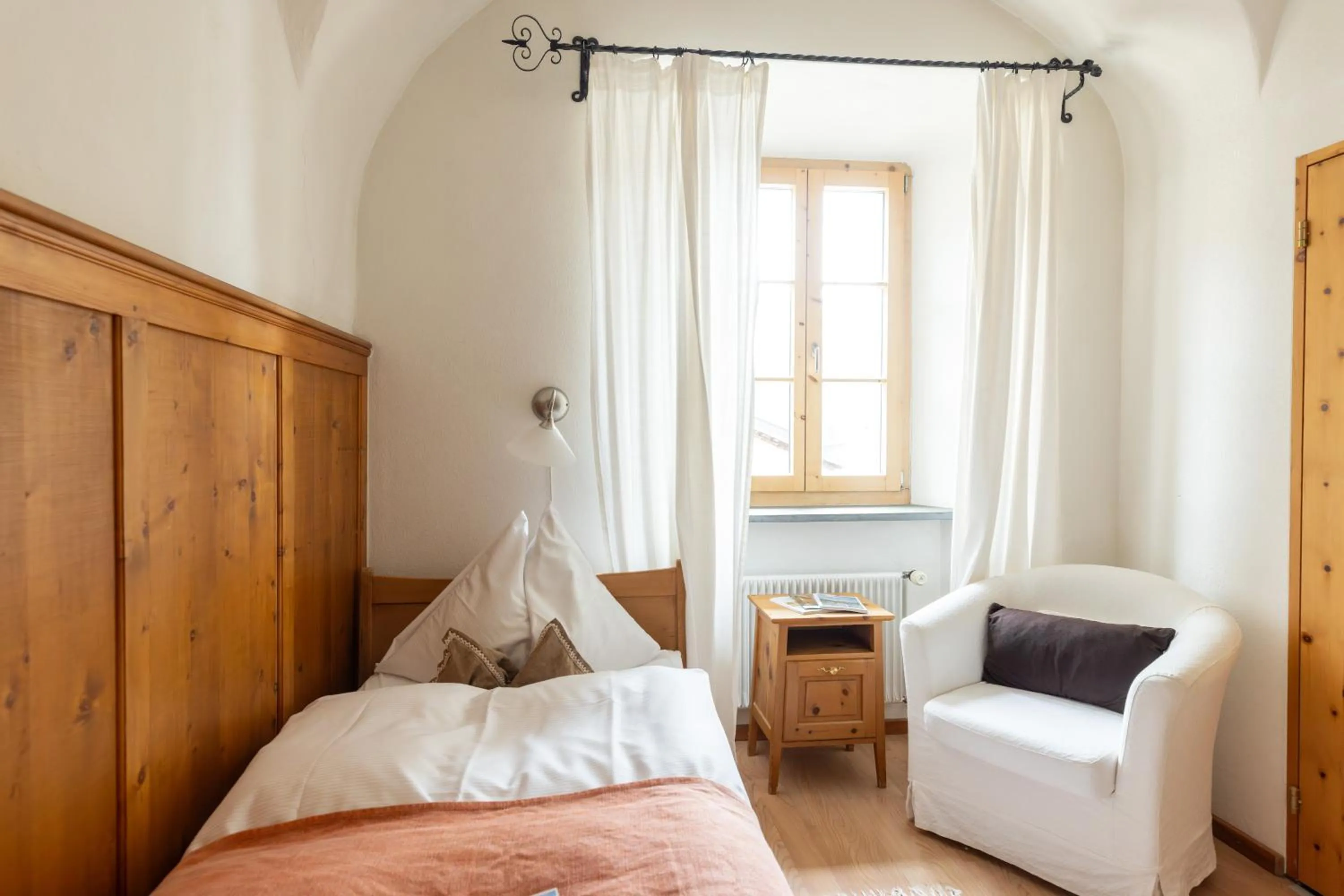 Photo of the whole room, Bed in Palazzo Mysanus Samedan