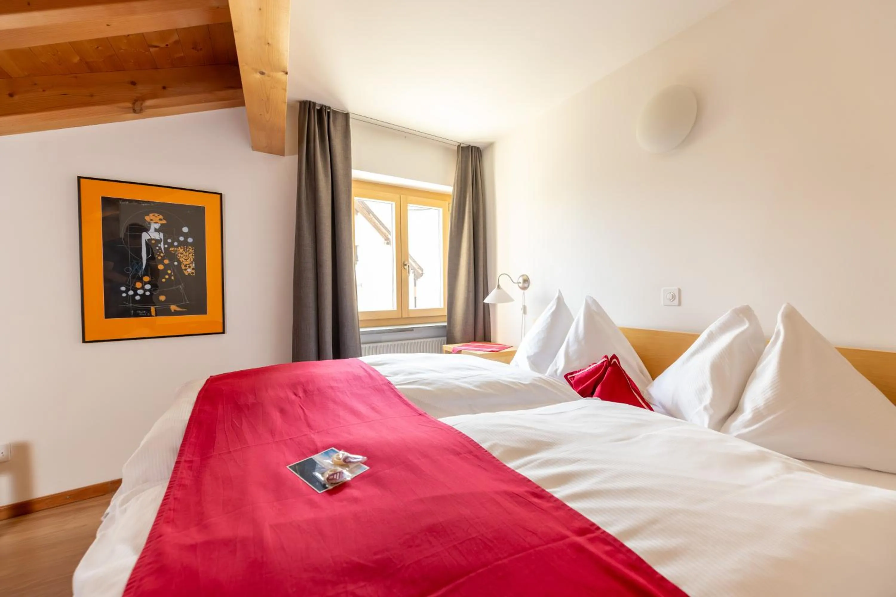 Photo of the whole room, Bed in Palazzo Mysanus Samedan