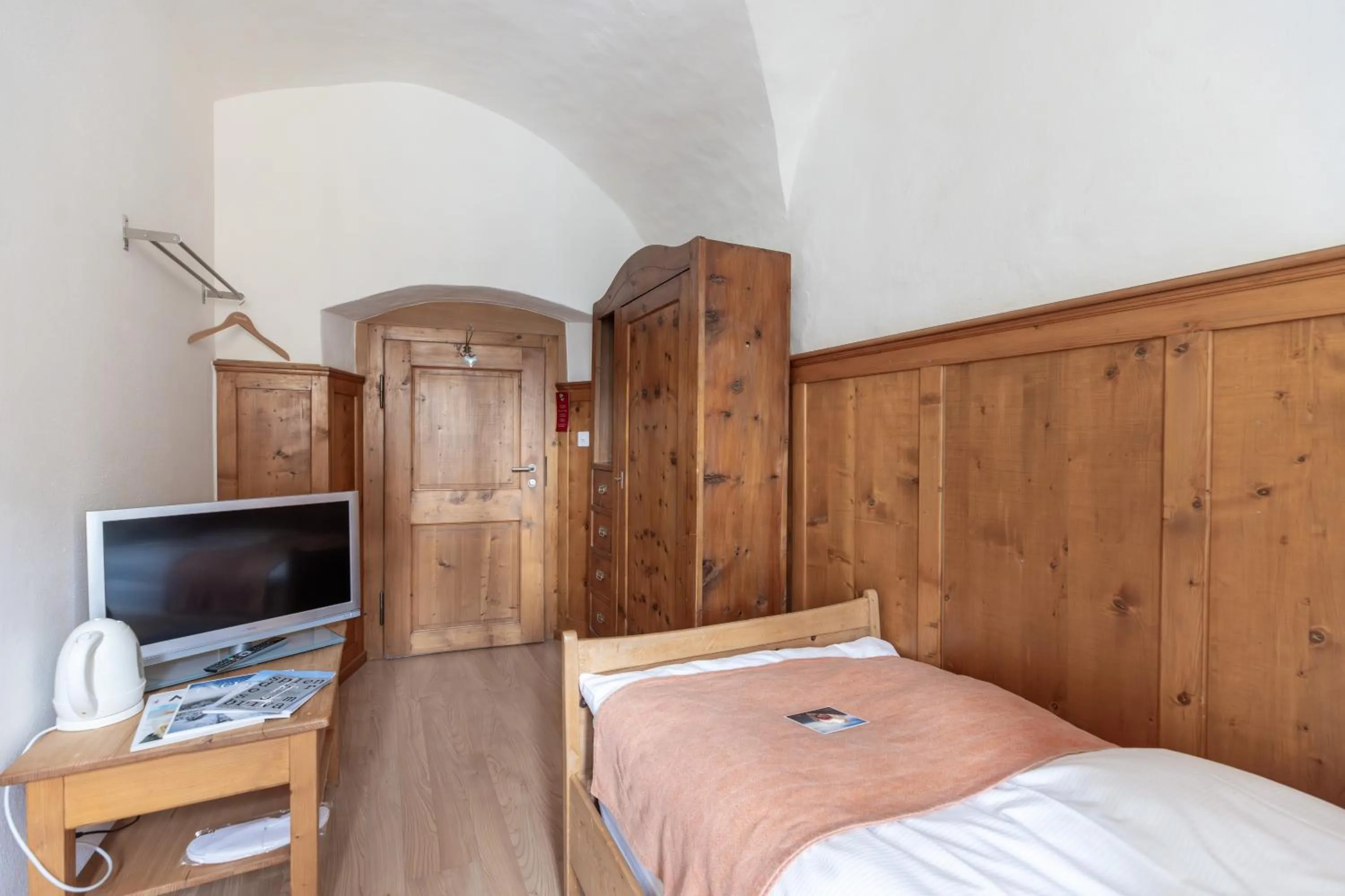 Photo of the whole room, Bed in Palazzo Mysanus Samedan