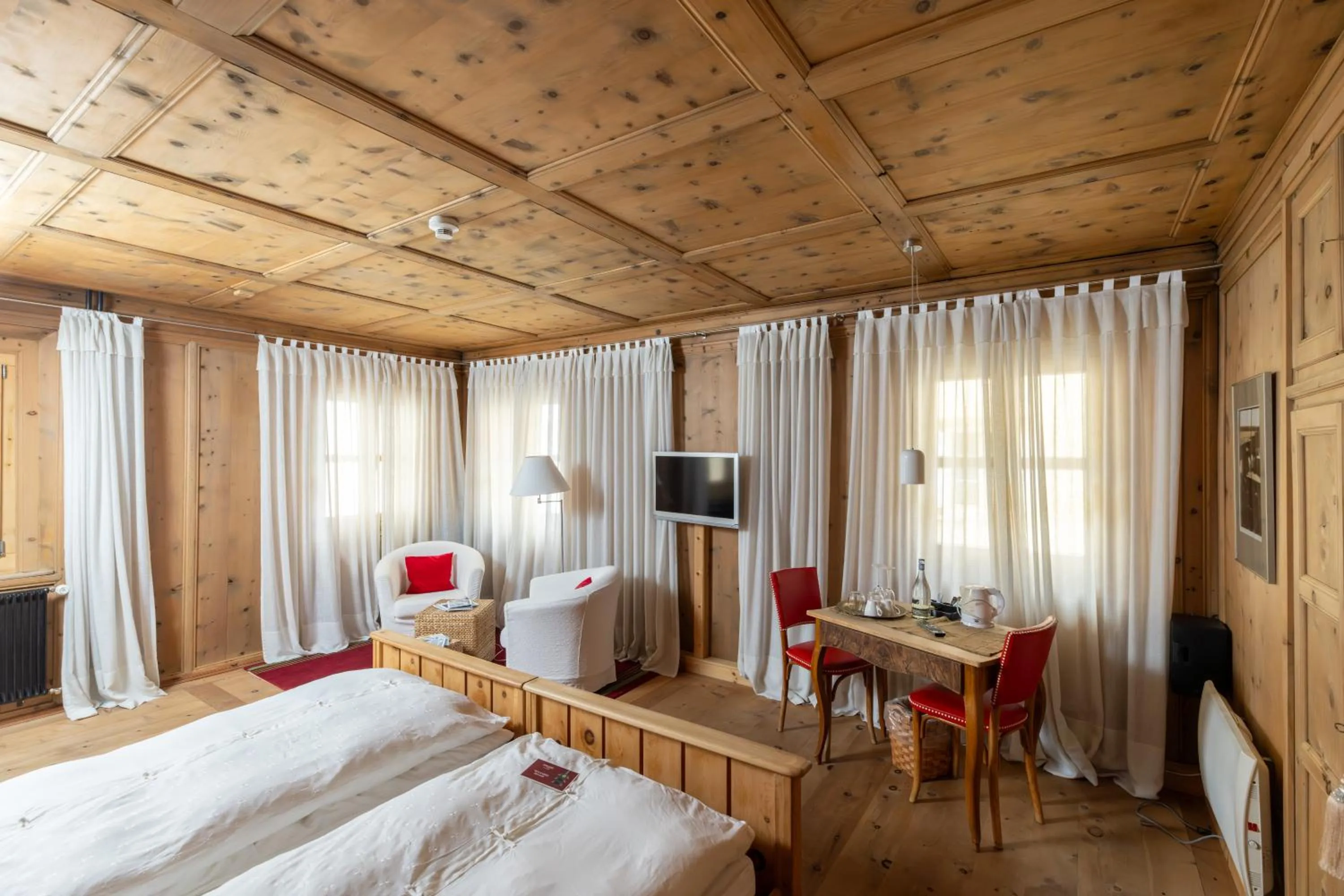 Photo of the whole room, Bed in Palazzo Mysanus Samedan