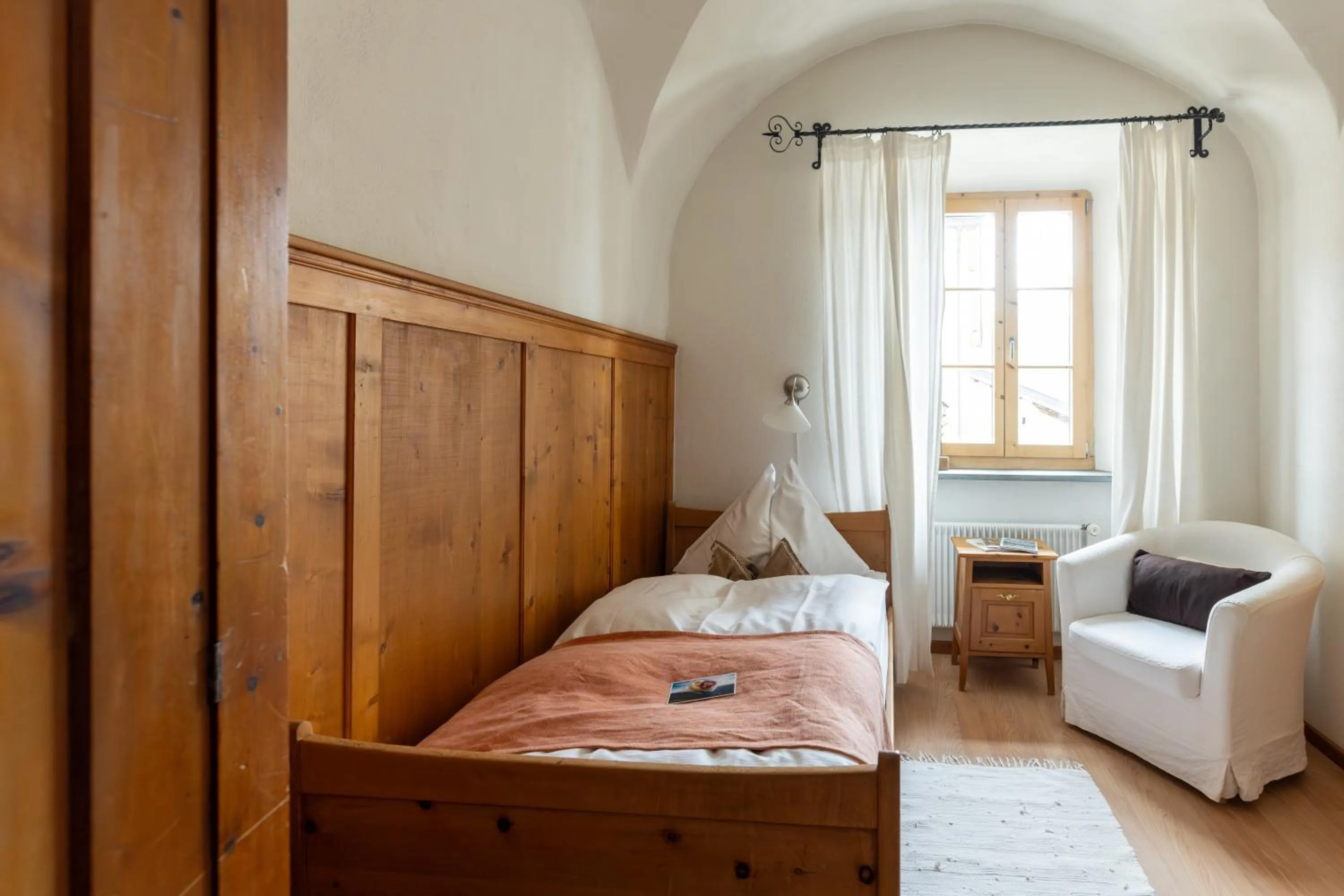 Photo of the whole room, Bed in Palazzo Mysanus Samedan