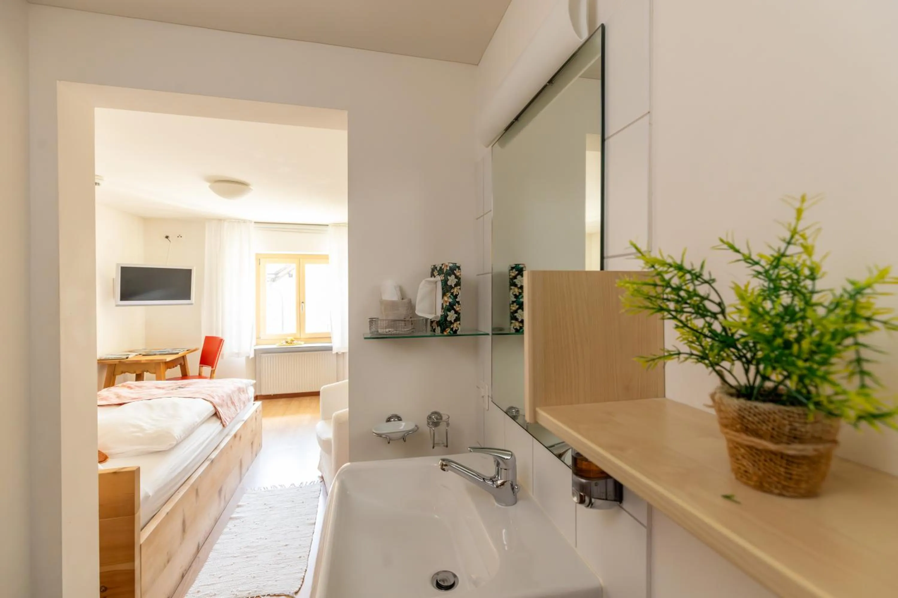 Photo of the whole room, Bed in Palazzo Mysanus Samedan