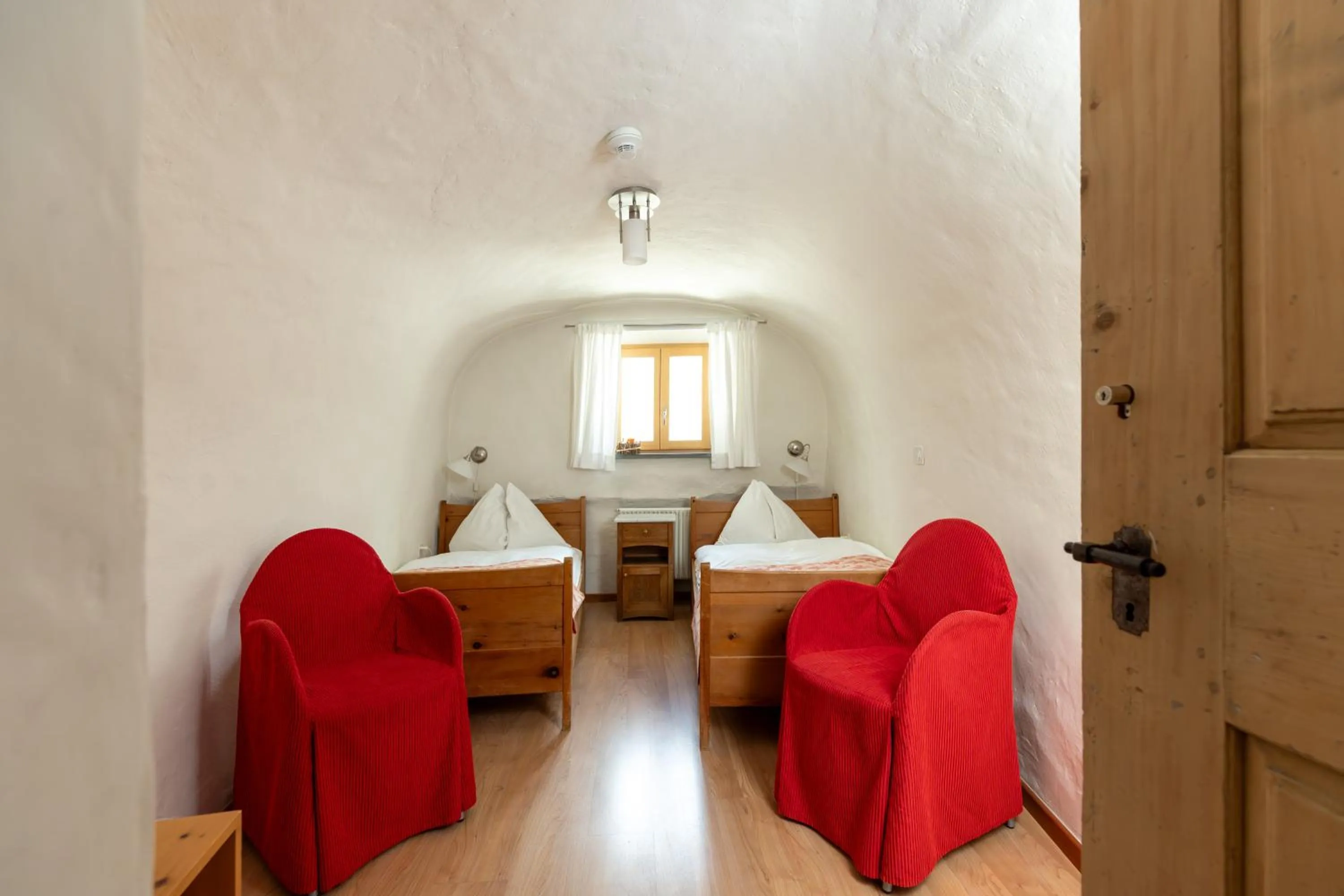 Photo of the whole room, Bed in Palazzo Mysanus Samedan