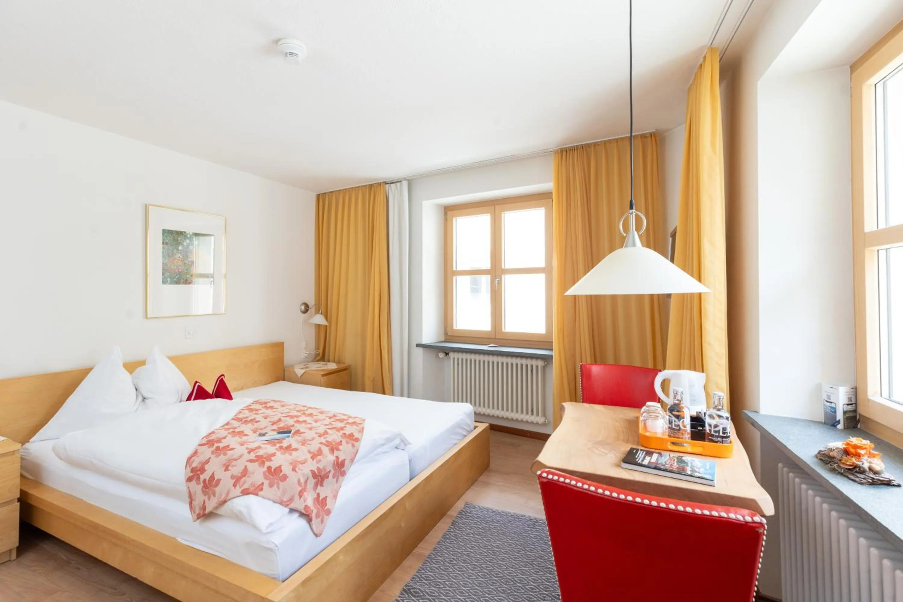 Photo of the whole room, Bed in Palazzo Mysanus Samedan