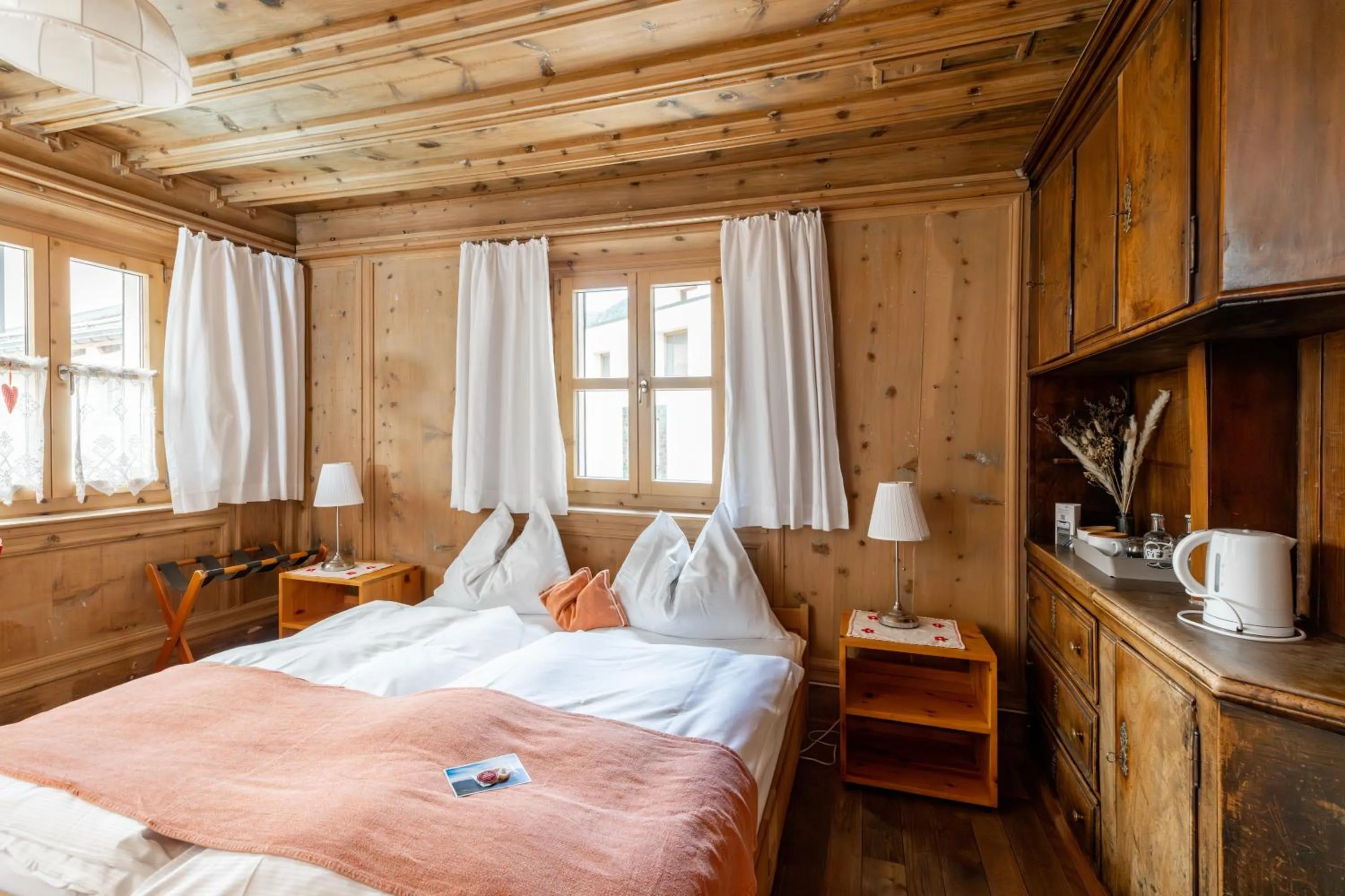 Photo of the whole room, Bed in Palazzo Mysanus Samedan