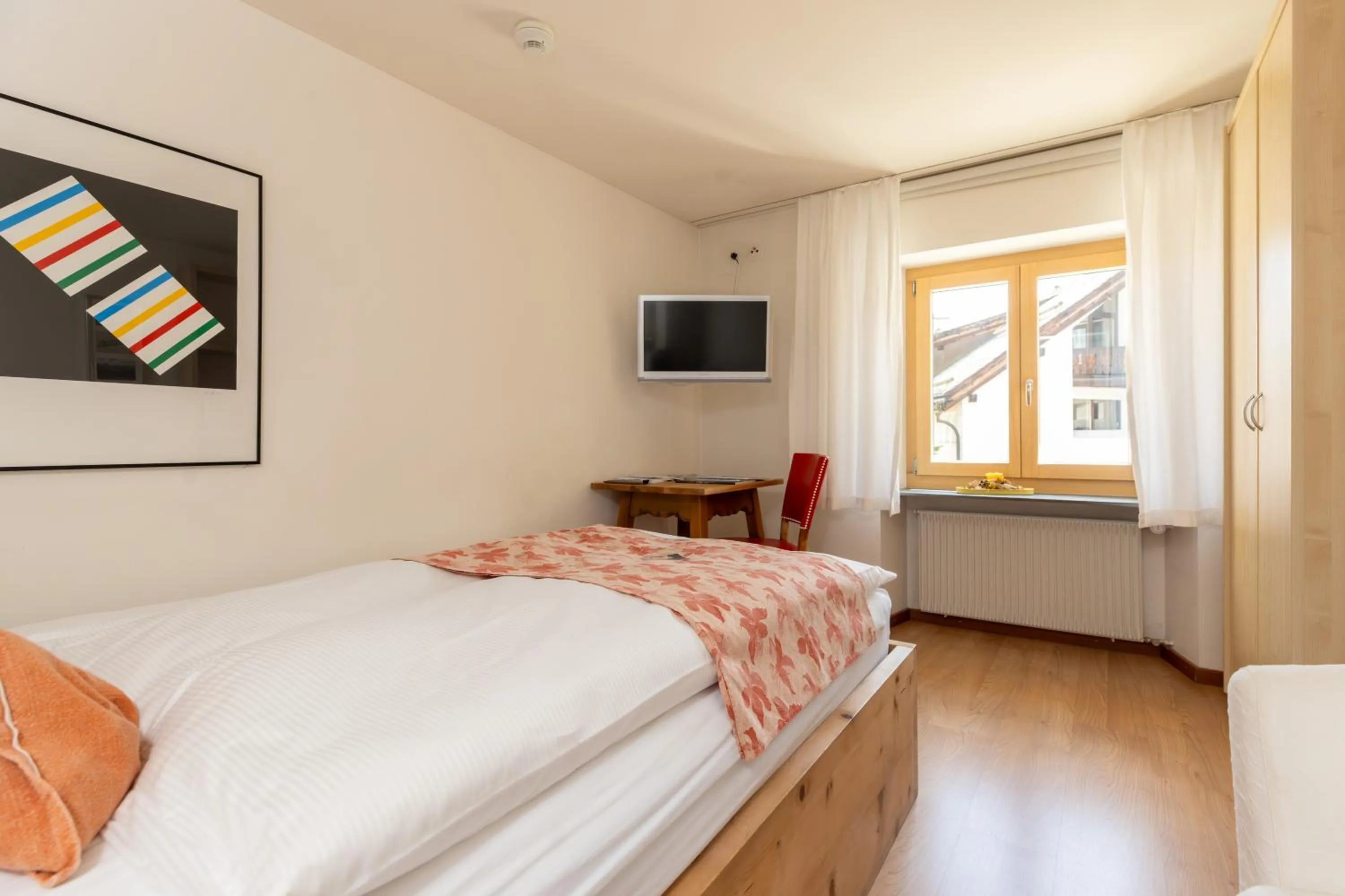 Photo of the whole room, Bed in Palazzo Mysanus Samedan