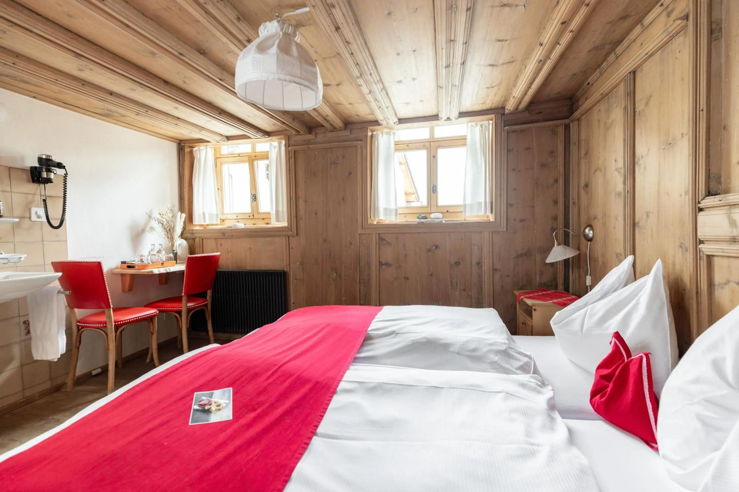 Photo of the whole room, Bed in Palazzo Mysanus Samedan