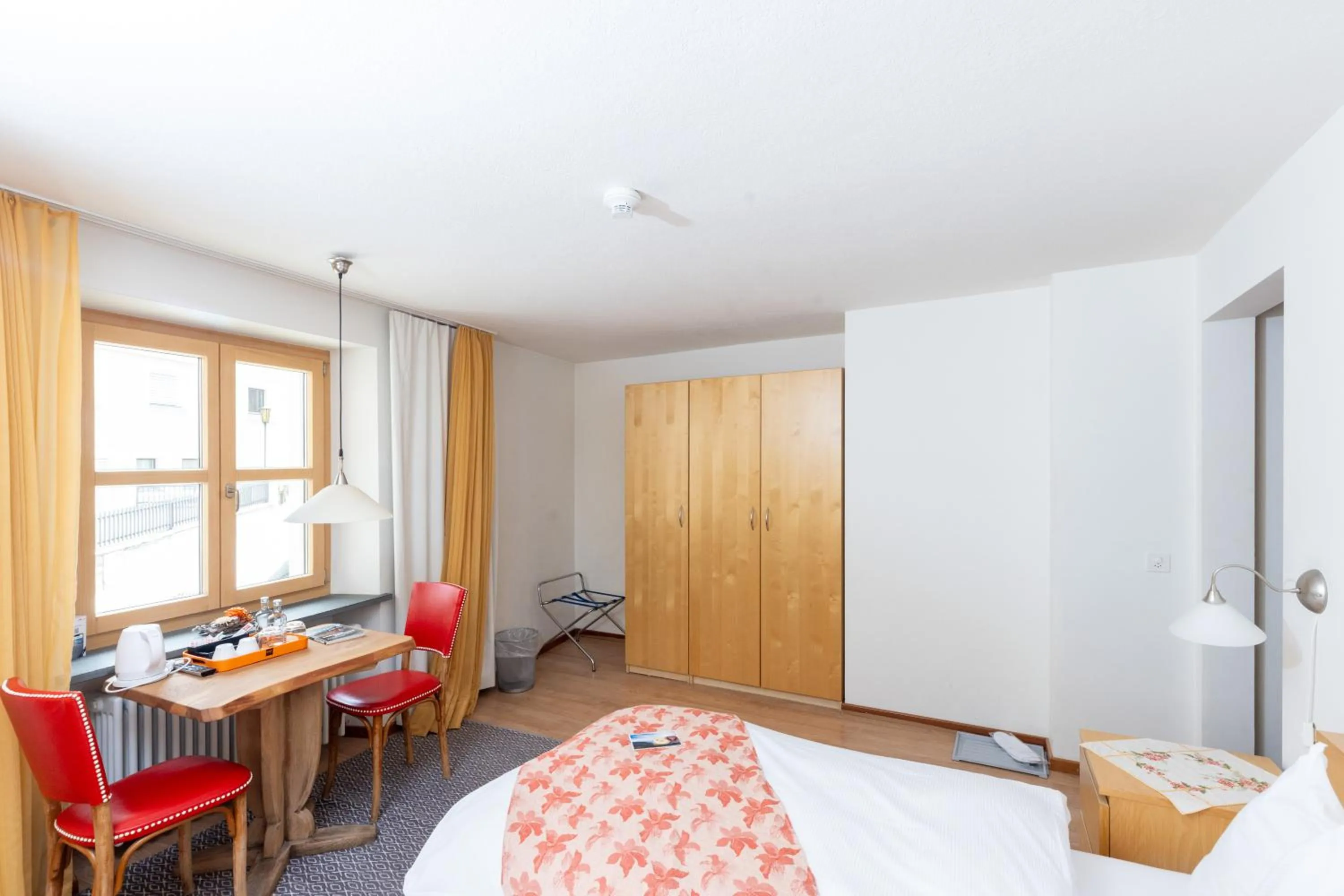 Photo of the whole room, Bed in Palazzo Mysanus Samedan