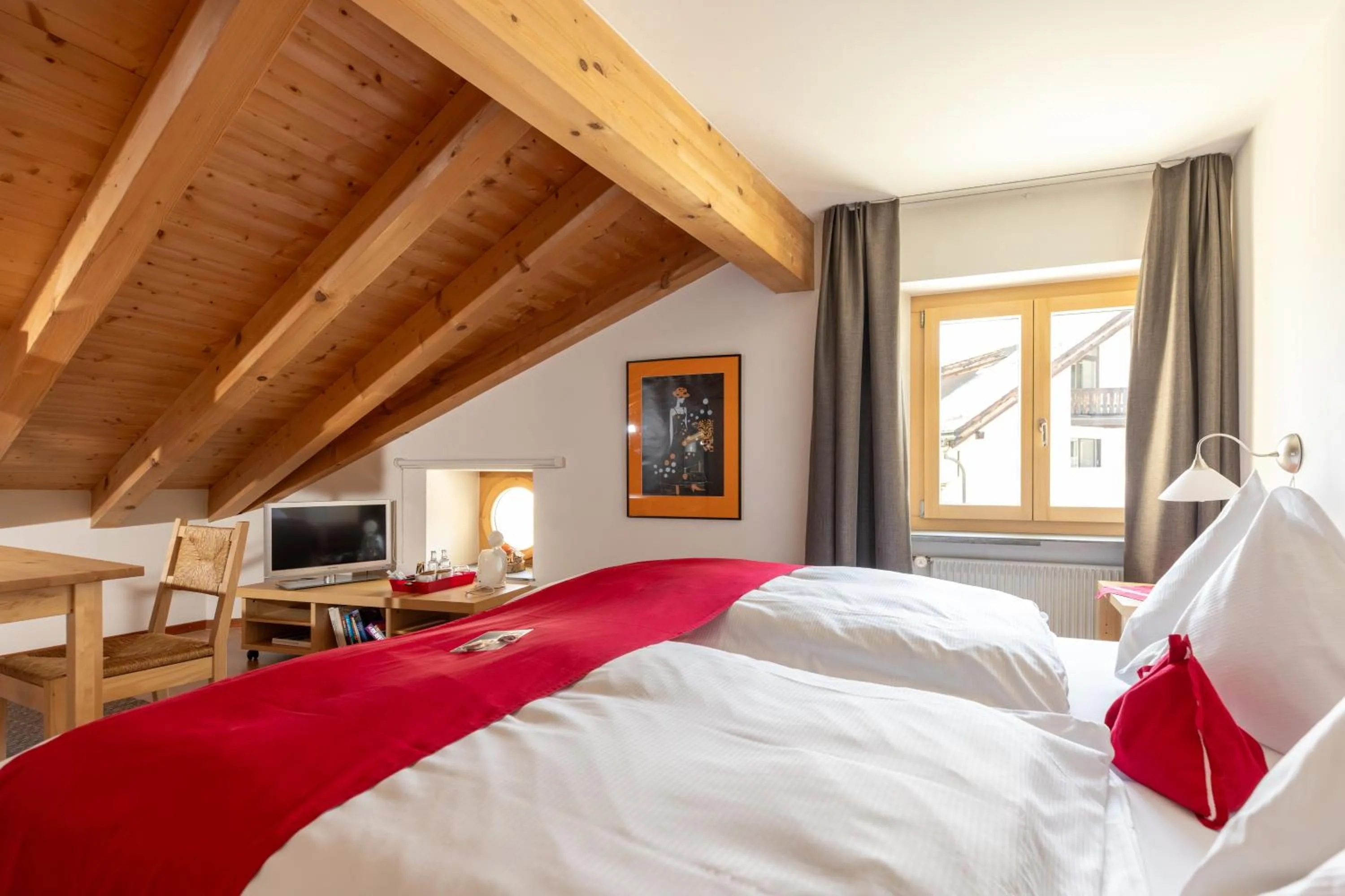 Photo of the whole room, Bed in Palazzo Mysanus Samedan