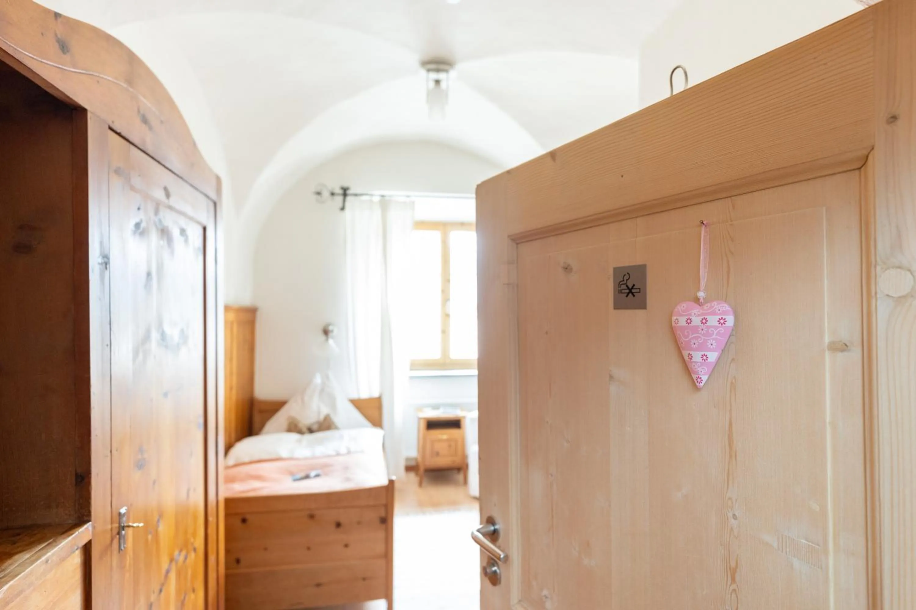 Photo of the whole room, Bed in Palazzo Mysanus Samedan