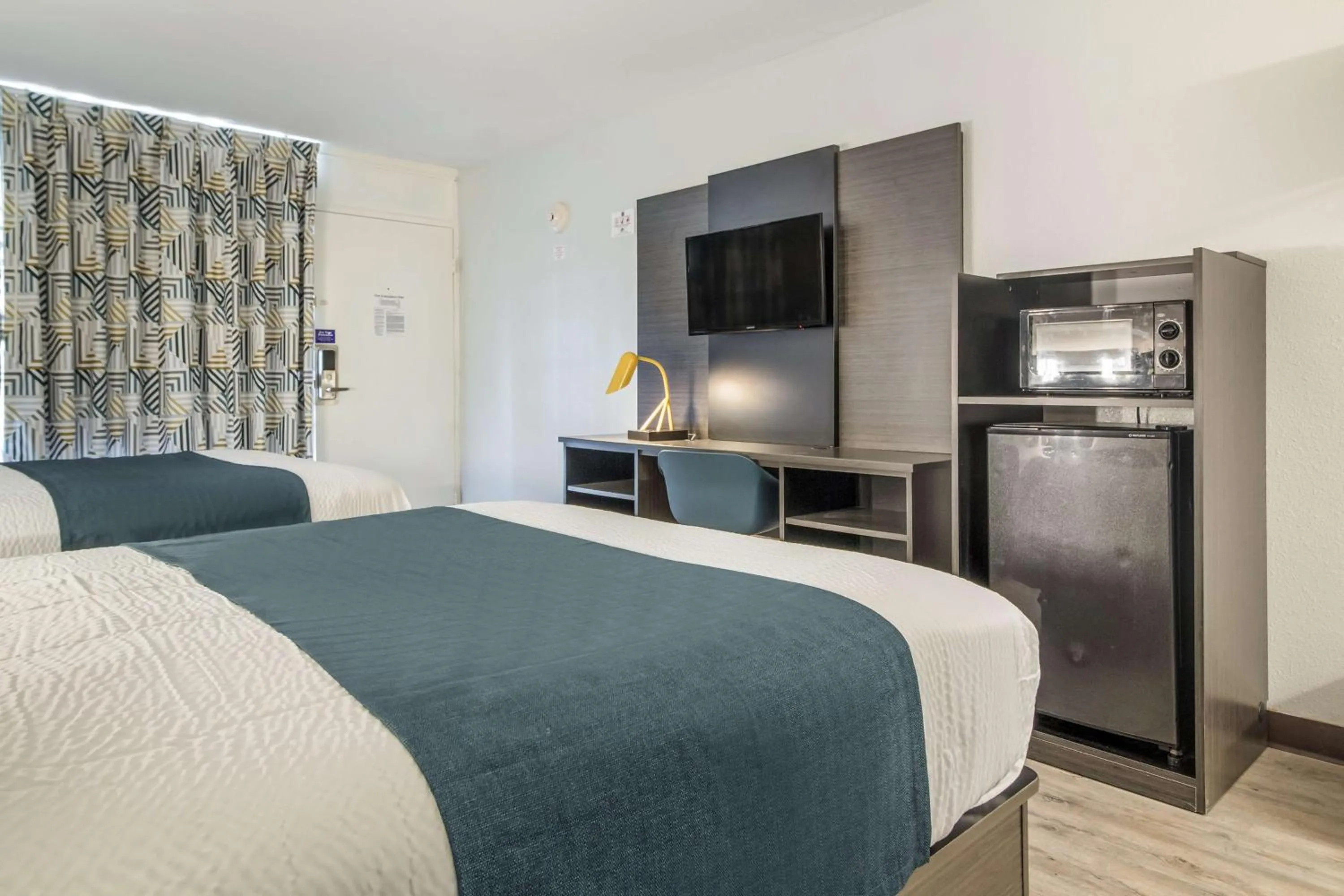 TV and multimedia, Bed in Motel 6 Groves, Tx