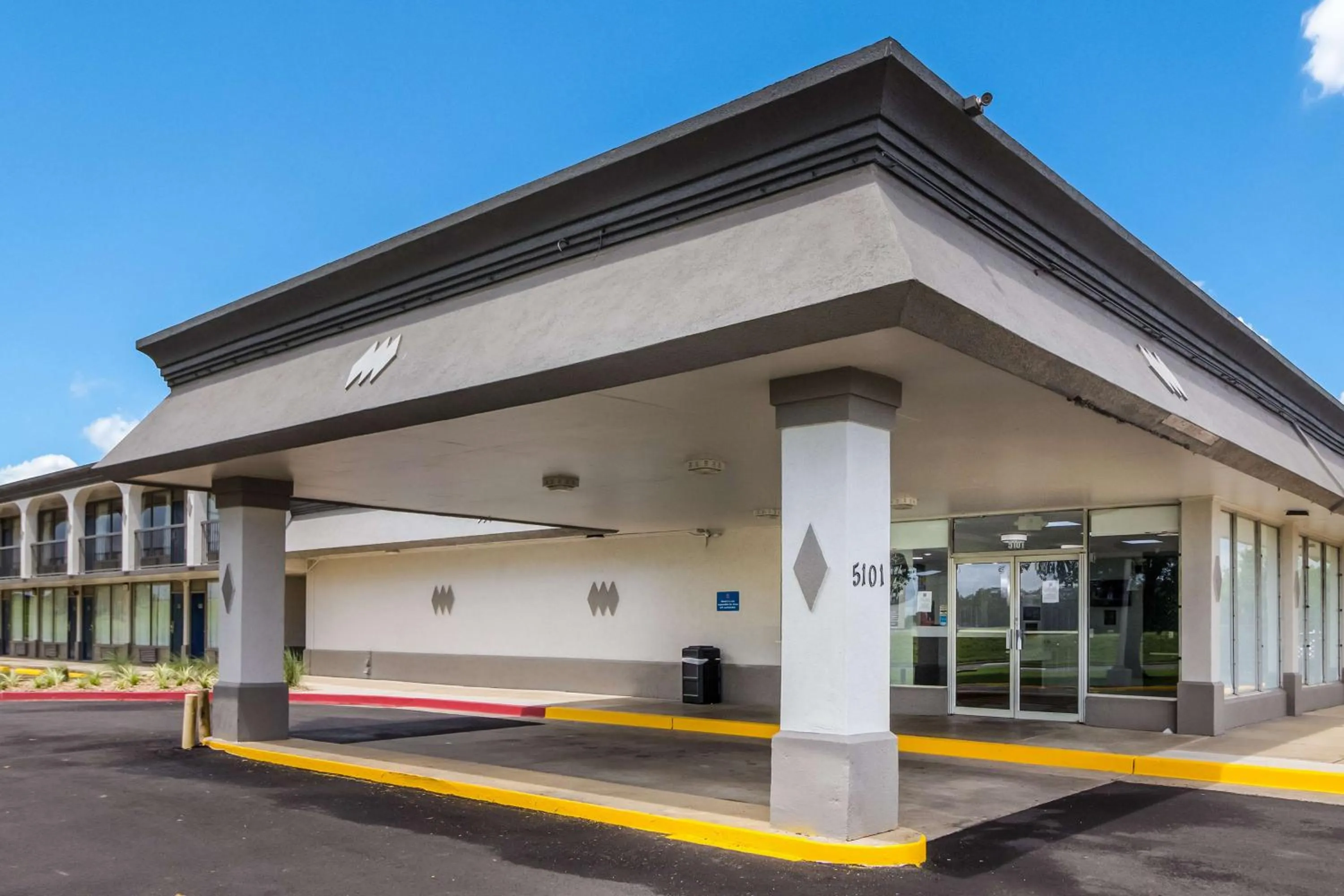 Property building in Motel 6 Groves, Tx