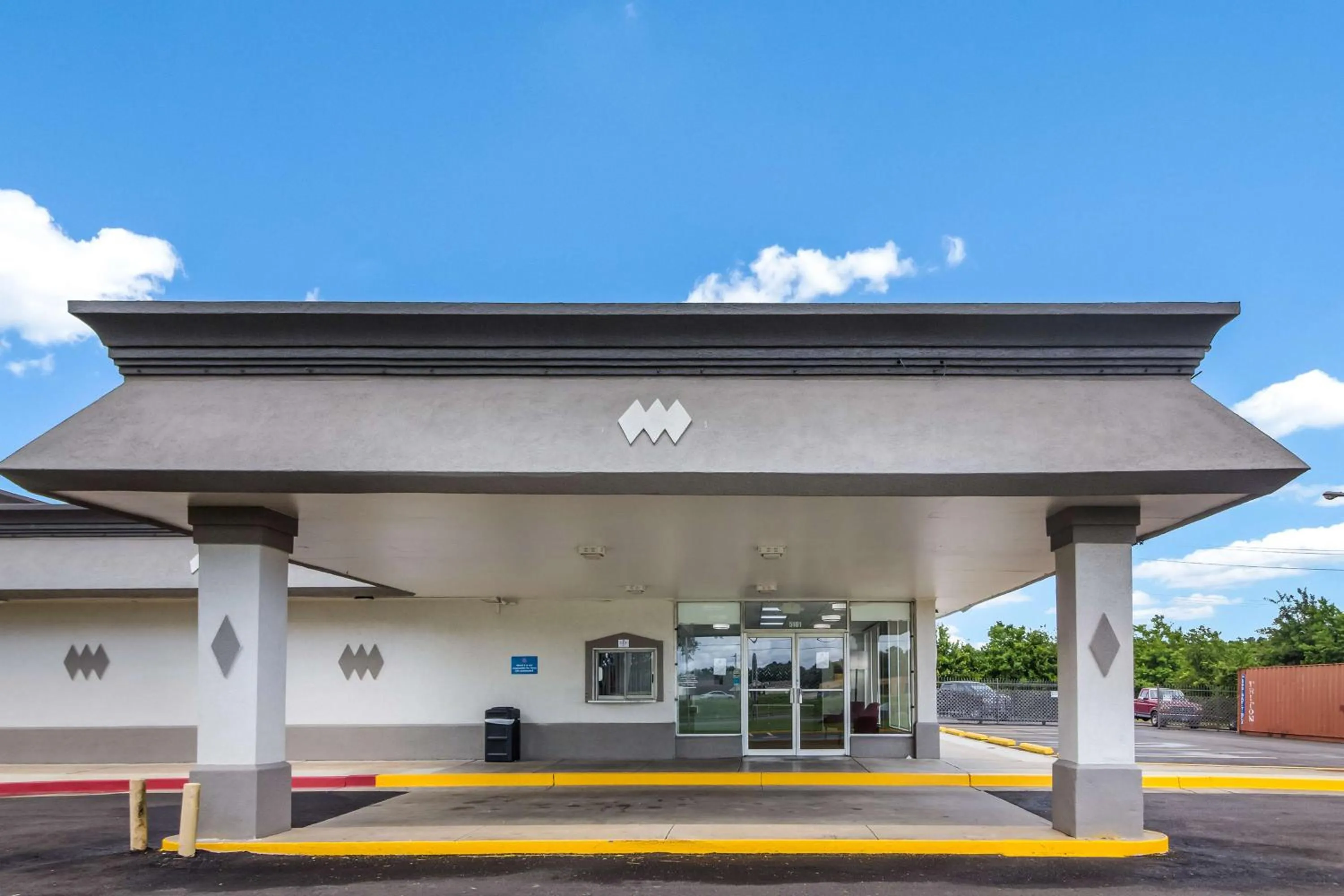 Property building in Motel 6 Groves, Tx