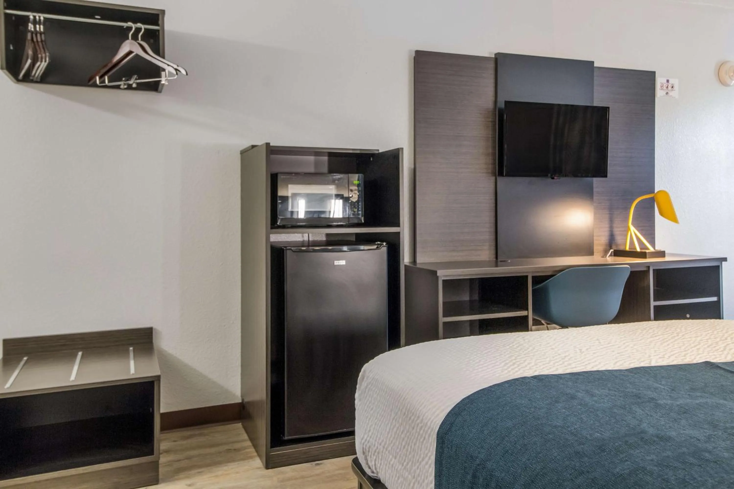 TV and multimedia, Bed in Motel 6 Groves, Tx