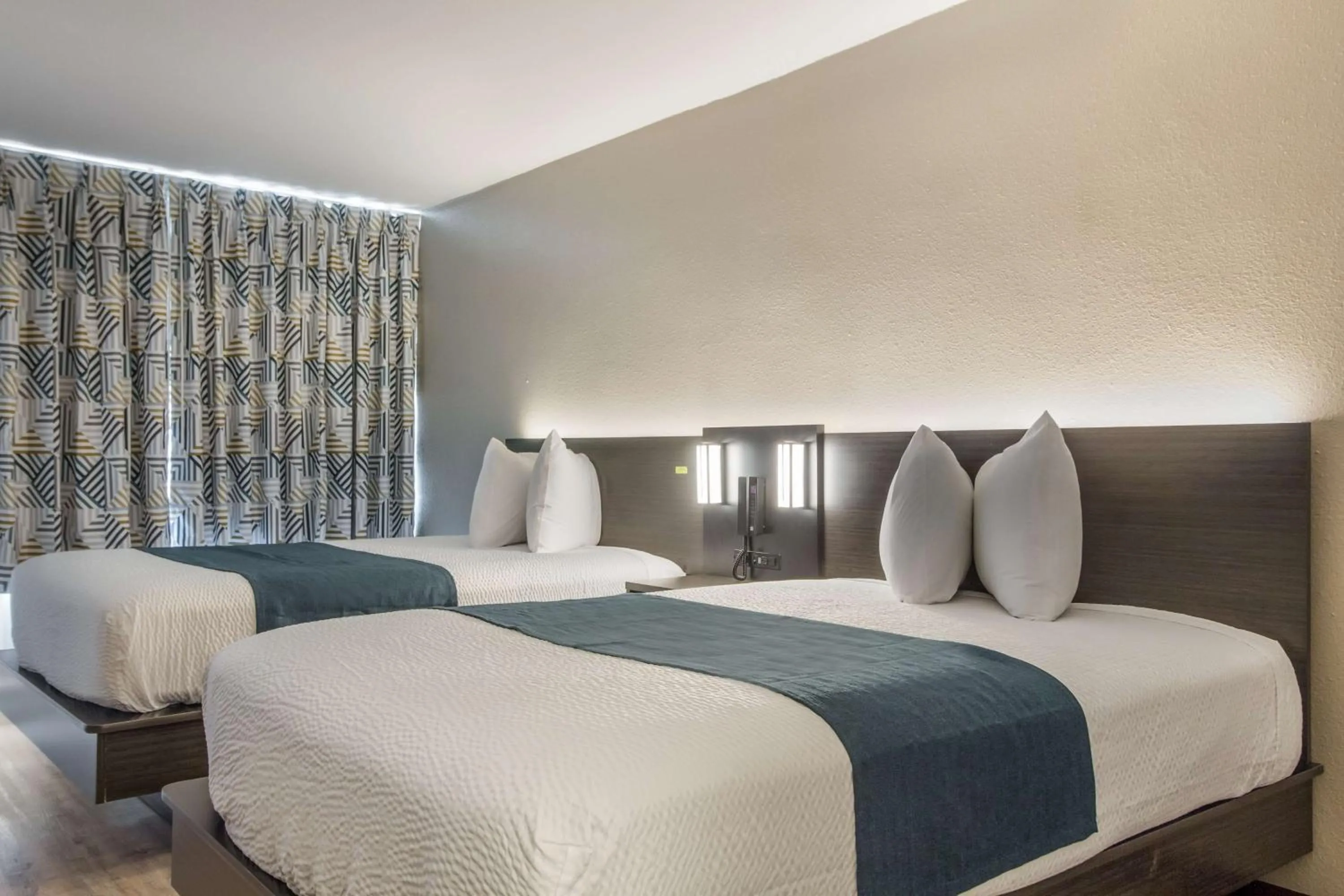 Photo of the whole room, Bed in Motel 6 Groves, Tx