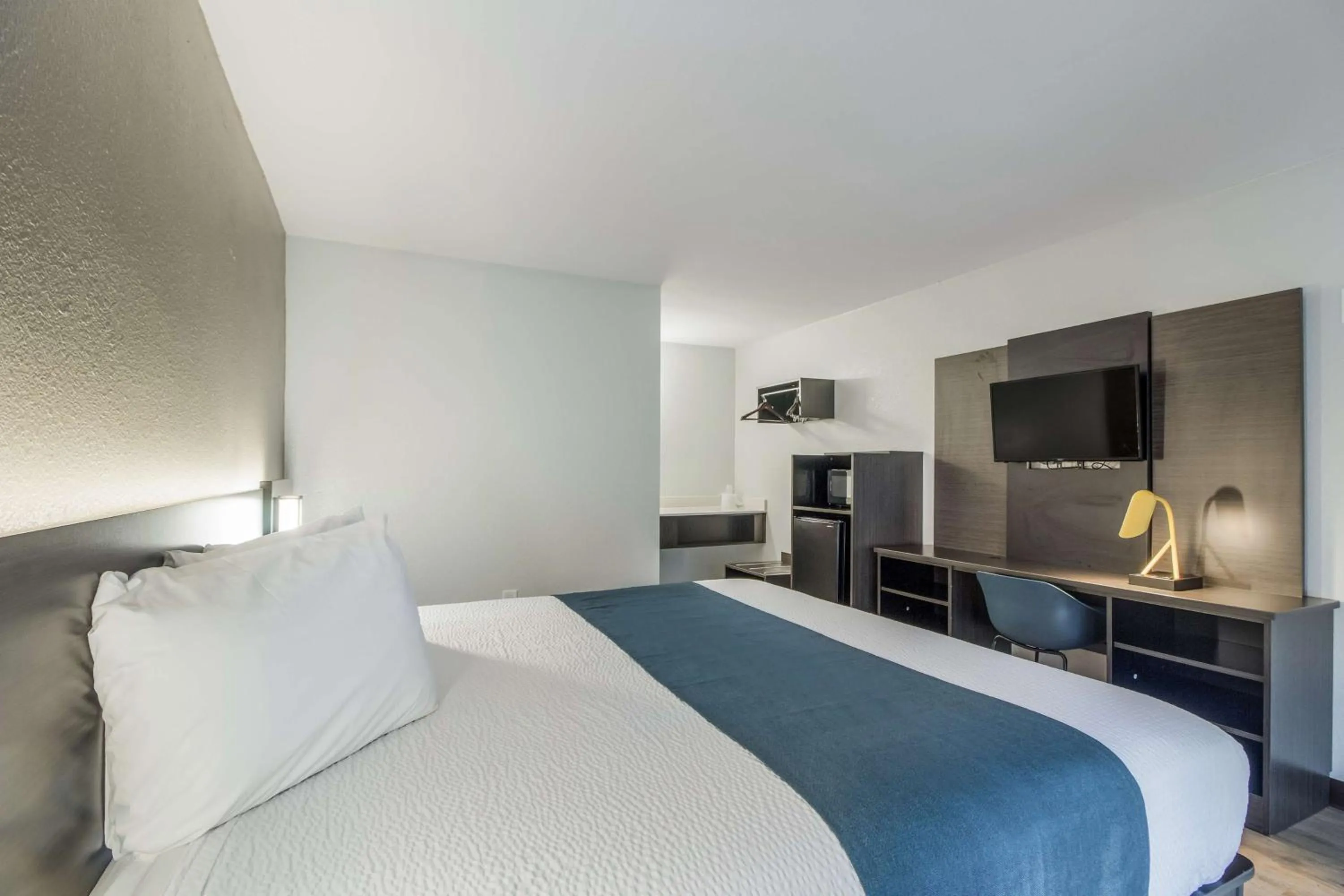 Photo of the whole room, Bed in Motel 6 Groves, Tx