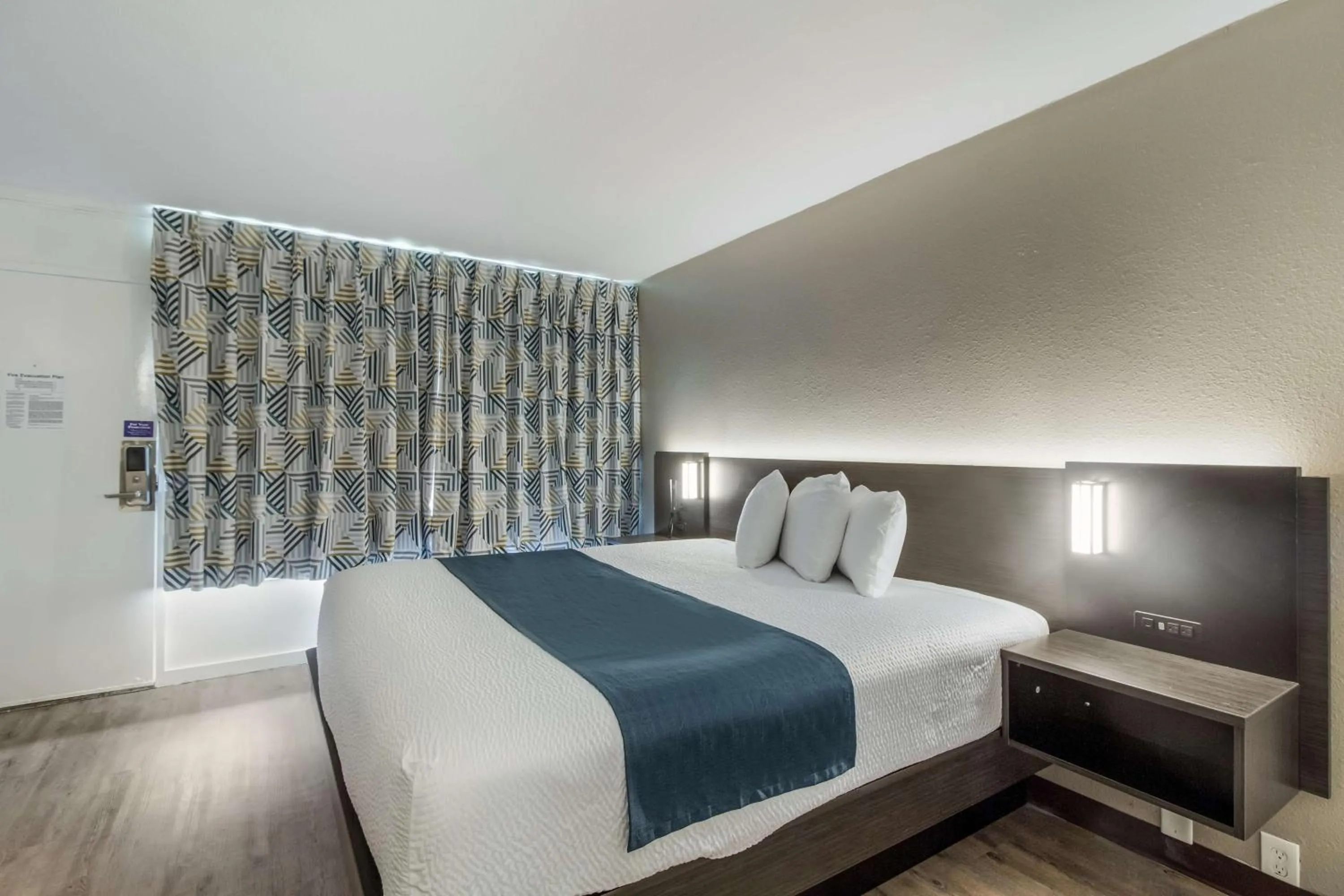 Photo of the whole room, Bed in Motel 6 Groves, Tx