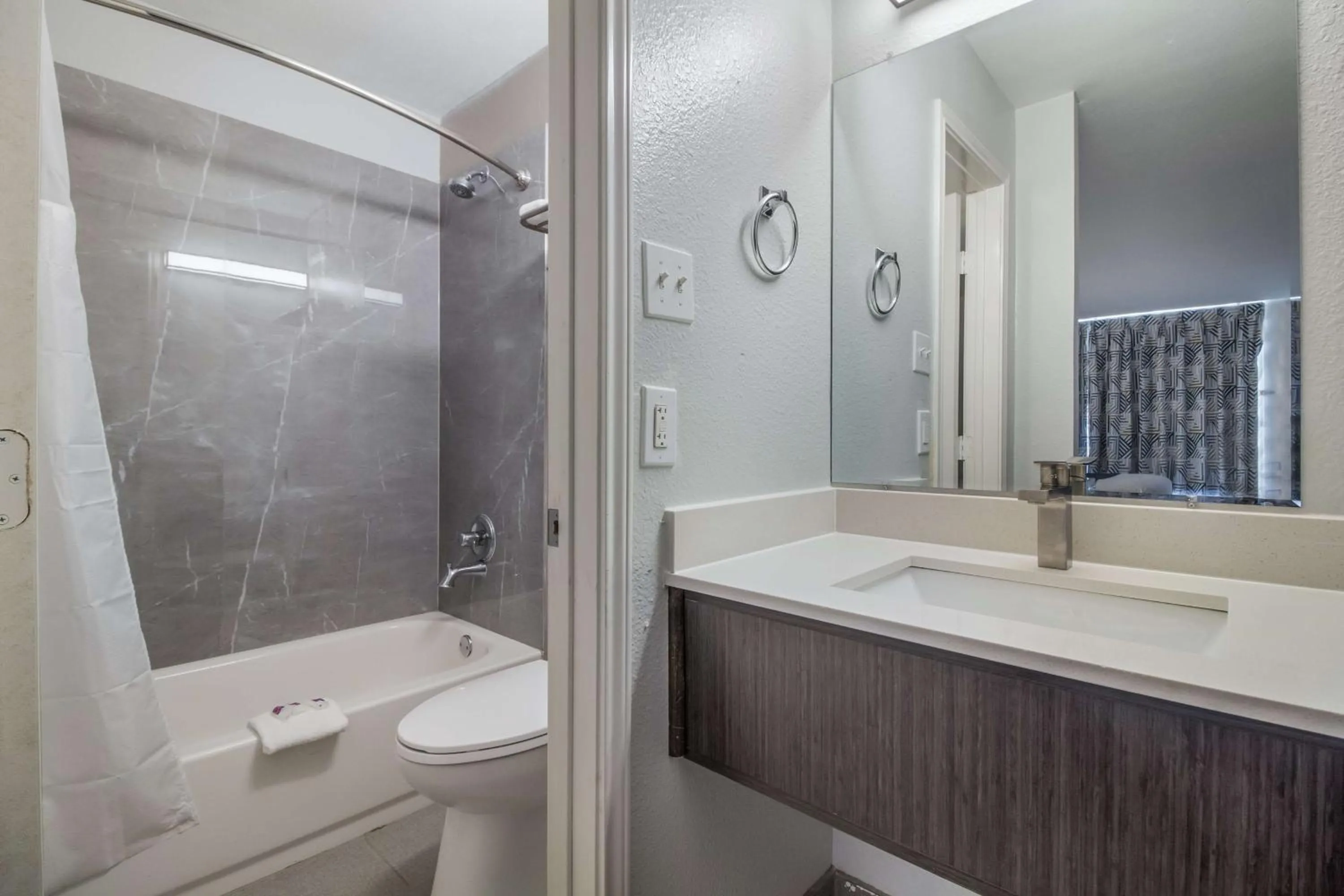 Photo of the whole room in Motel 6 Groves, Tx