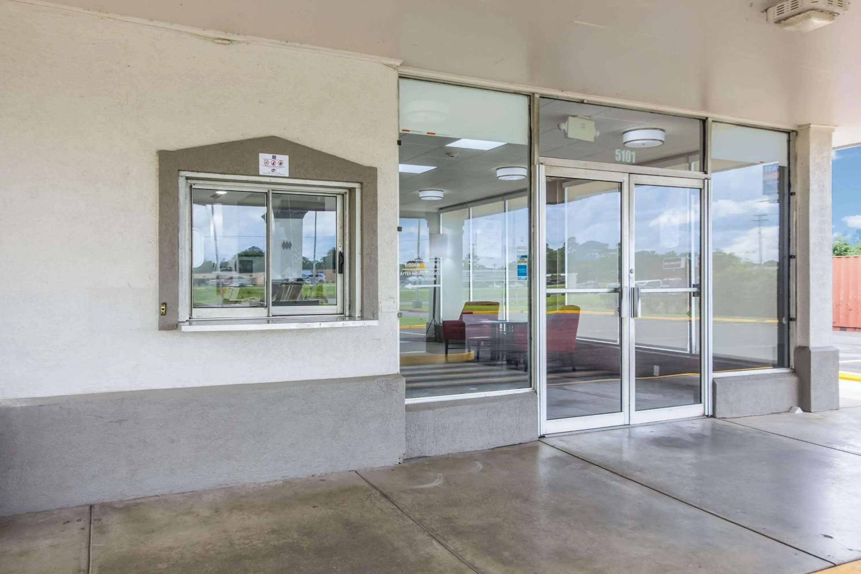 Property building in Motel 6 Groves, Tx