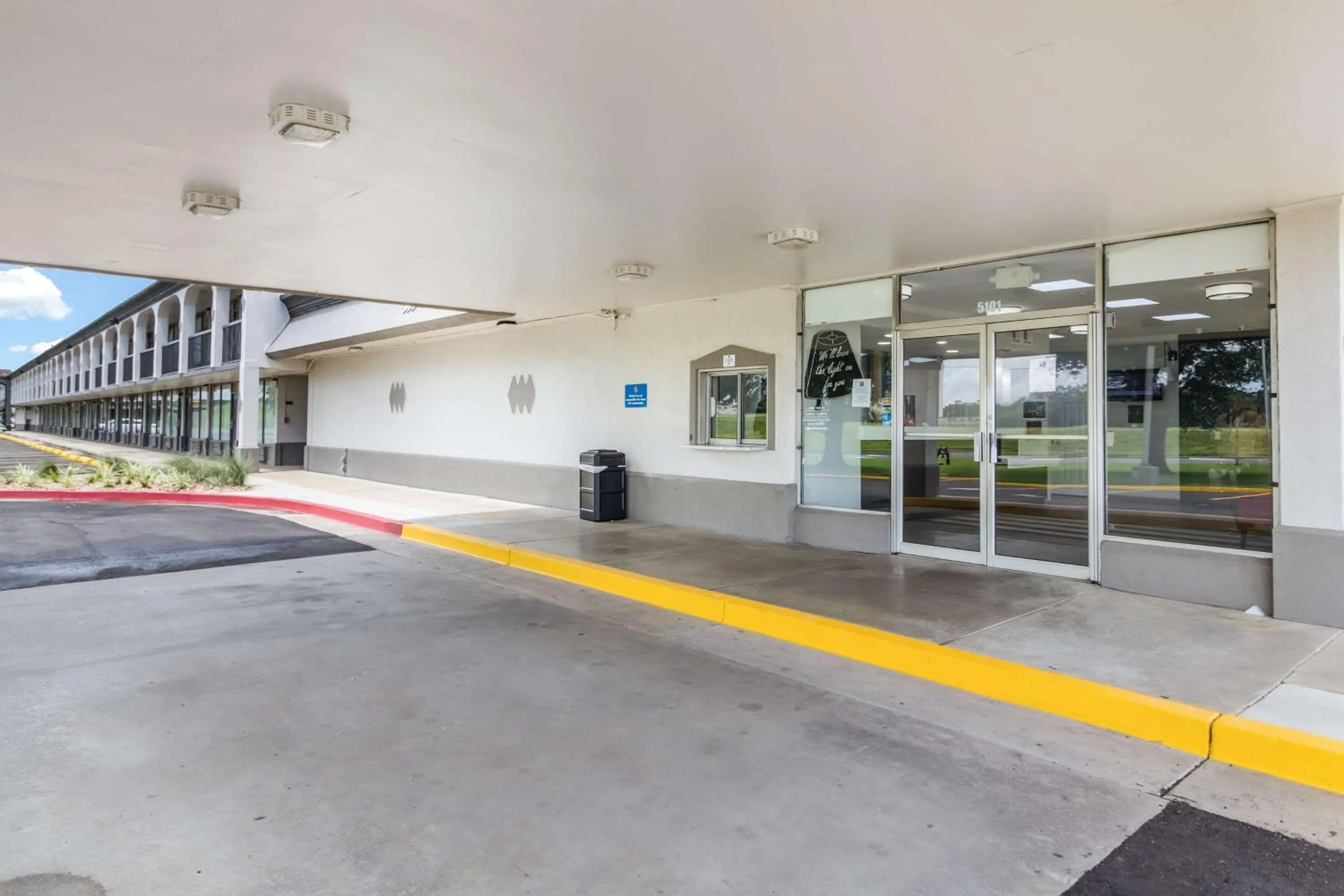 Property building in Motel 6 Groves, Tx